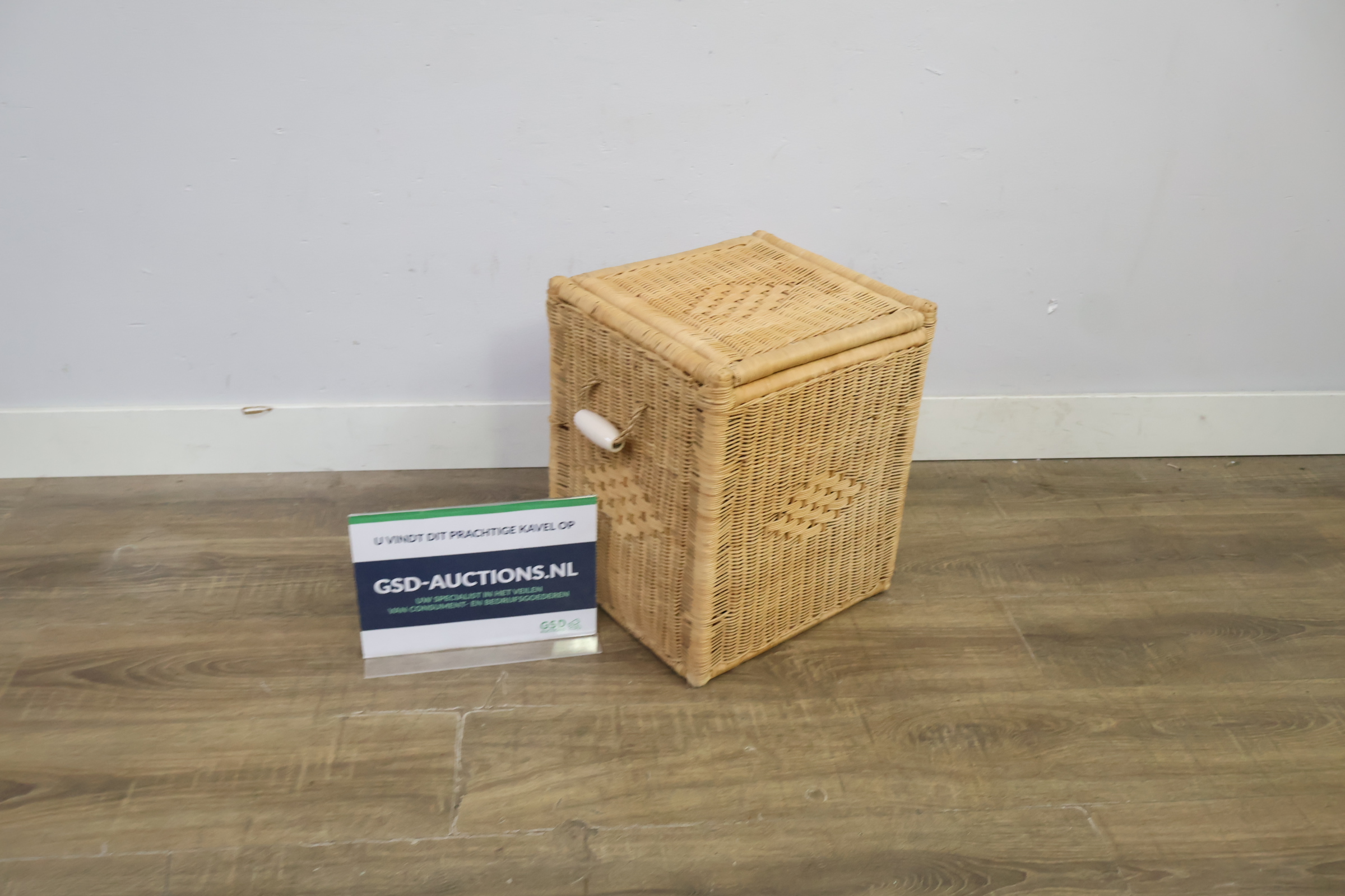 Wicker rieten wasmand met deksel en handvatten – kavel bij GSD Auctions, Zoeterwoude