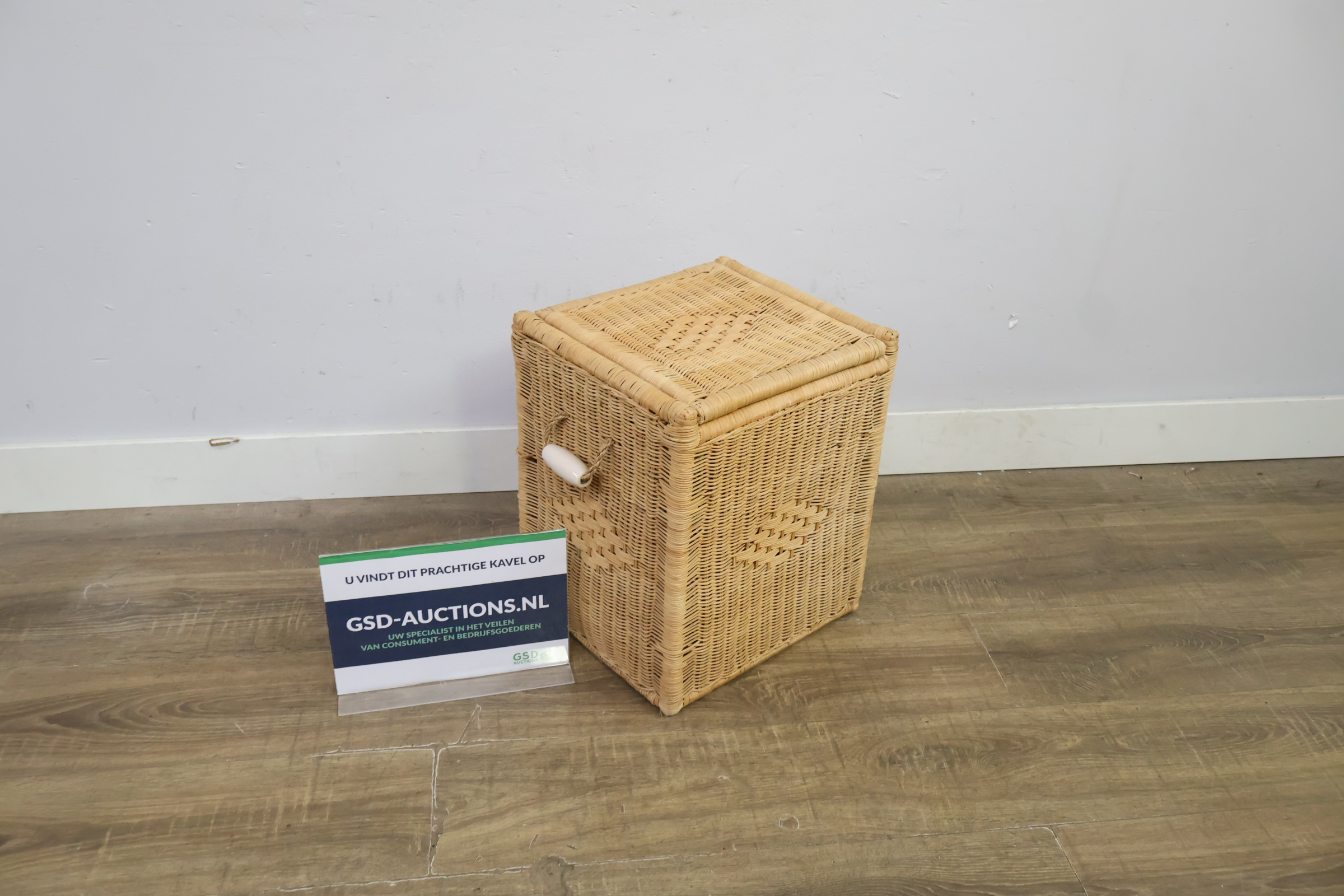Wicker rieten wasmand met deksel en handvatten – foto 2 – kavel bij GSD Auctions, Zoeterwoude