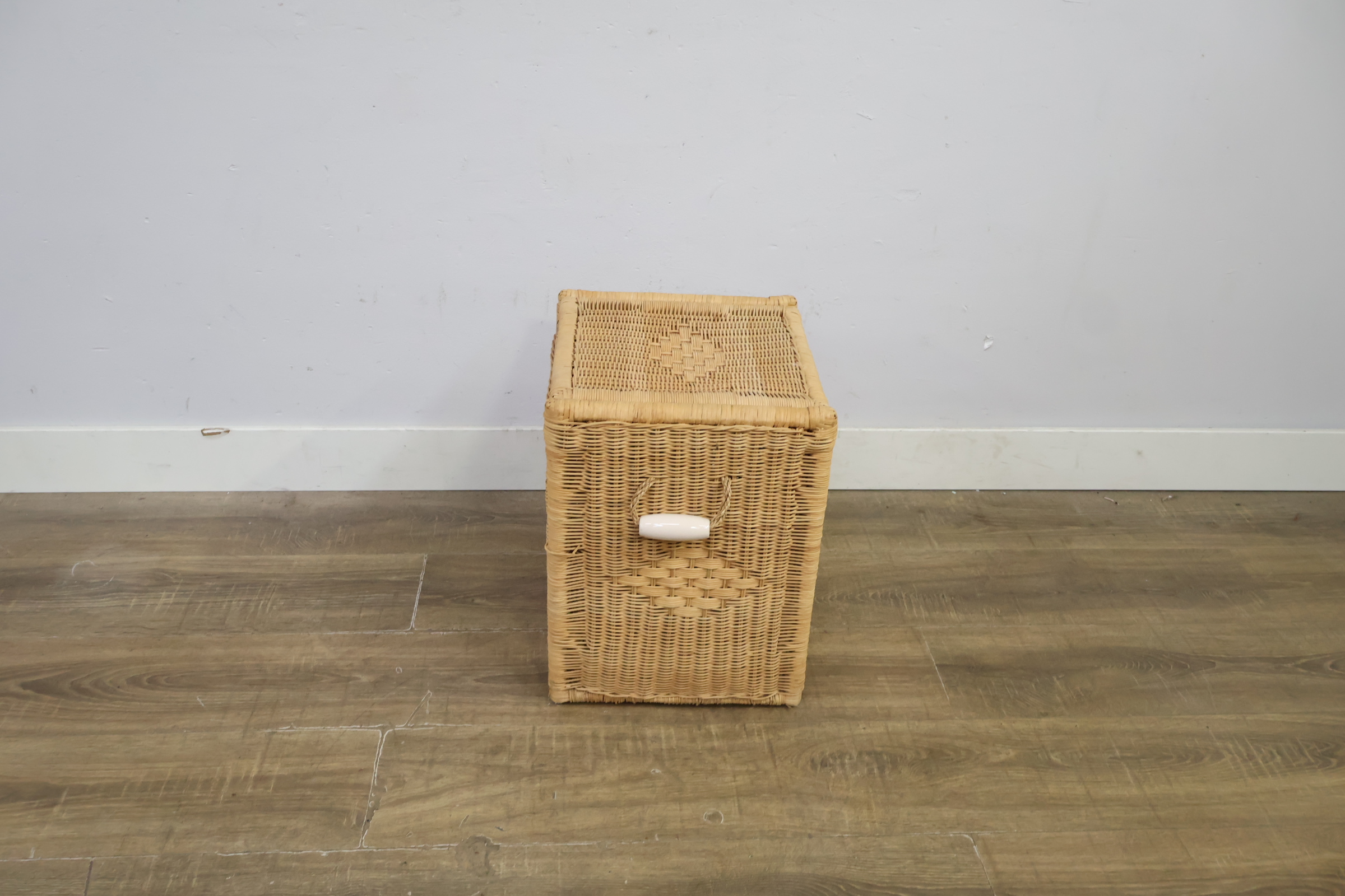 Wicker rieten wasmand met deksel en handvatten – foto 3 – kavel bij GSD Auctions, Zoeterwoude