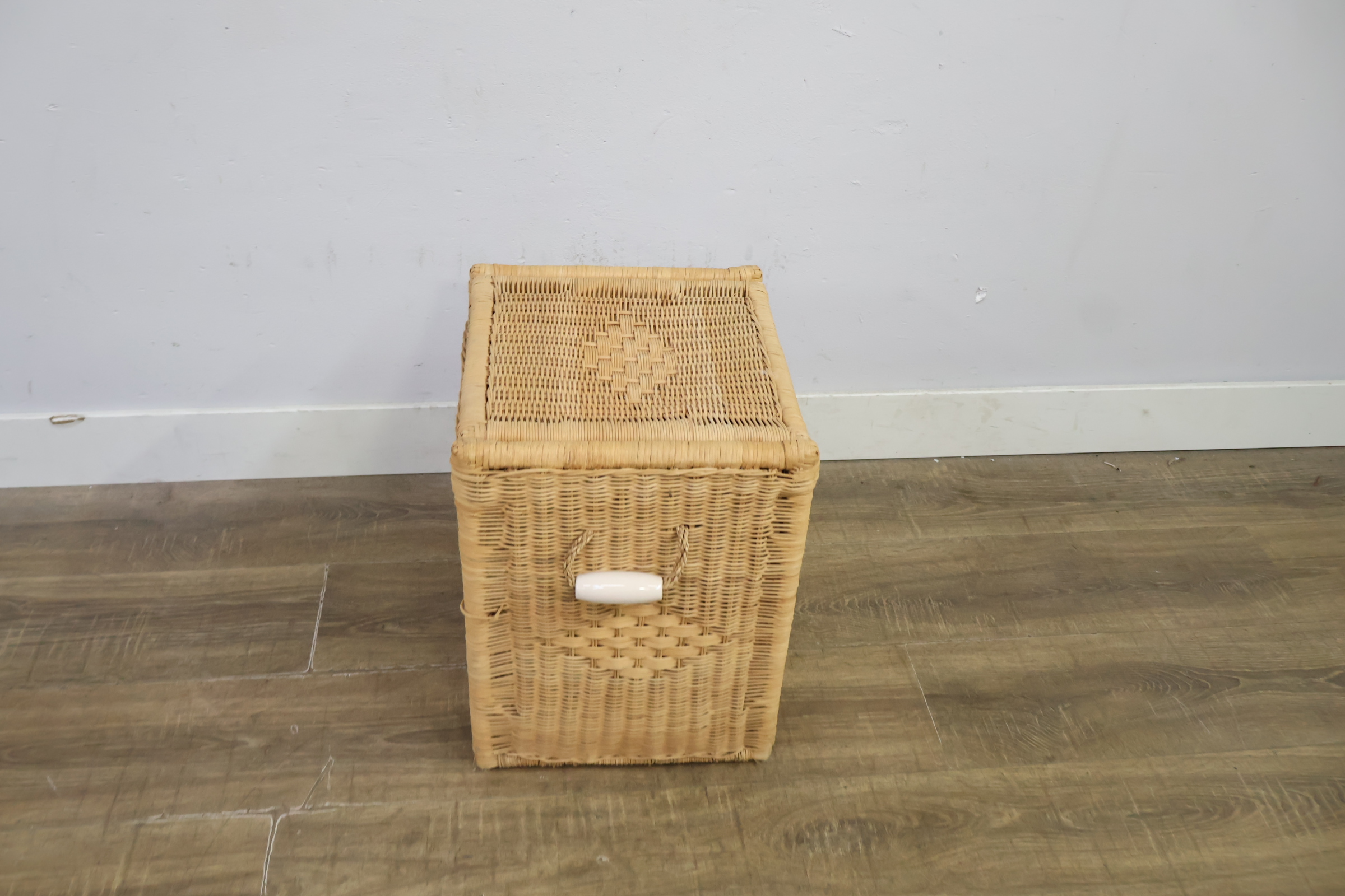 Wicker rieten wasmand met deksel en handvatten – foto 4 – kavel bij GSD Auctions, Zoeterwoude