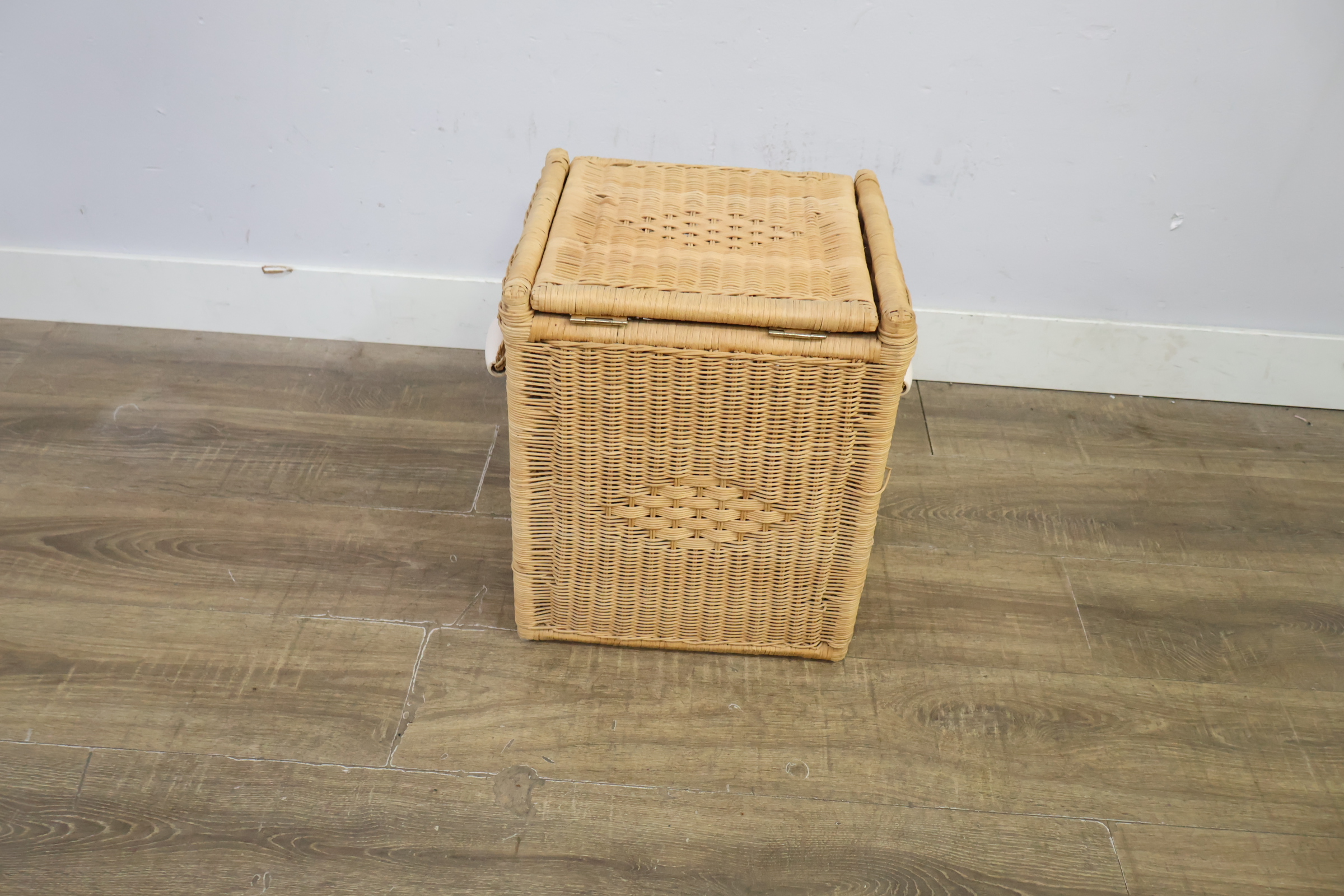 Wicker rieten wasmand met deksel en handvatten – foto 5 – kavel bij GSD Auctions, Zoeterwoude
