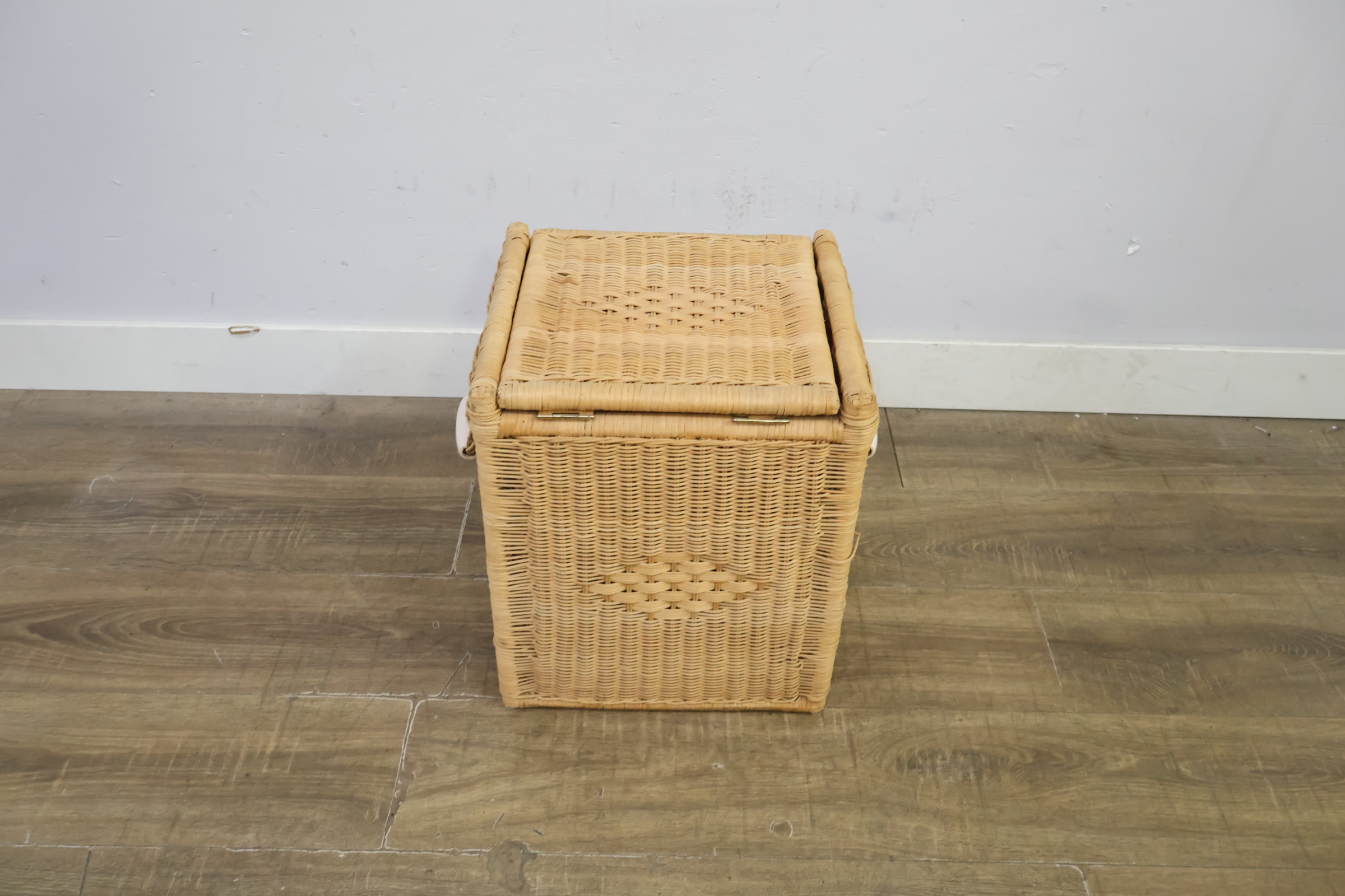 Wicker rieten wasmand met deksel en handvatten – foto 6 – kavel bij GSD Auctions, Zoeterwoude