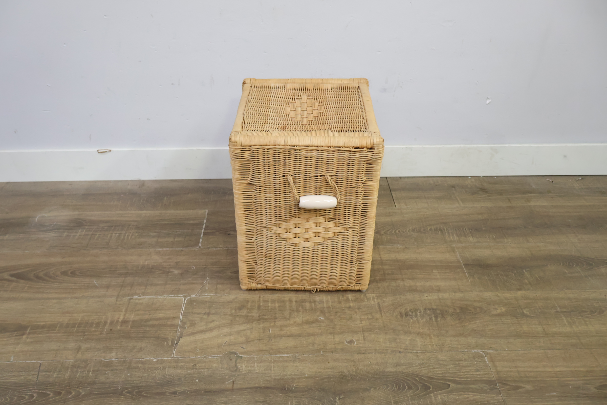 Wicker rieten wasmand met deksel en handvatten – foto 7 – kavel bij GSD Auctions, Zoeterwoude