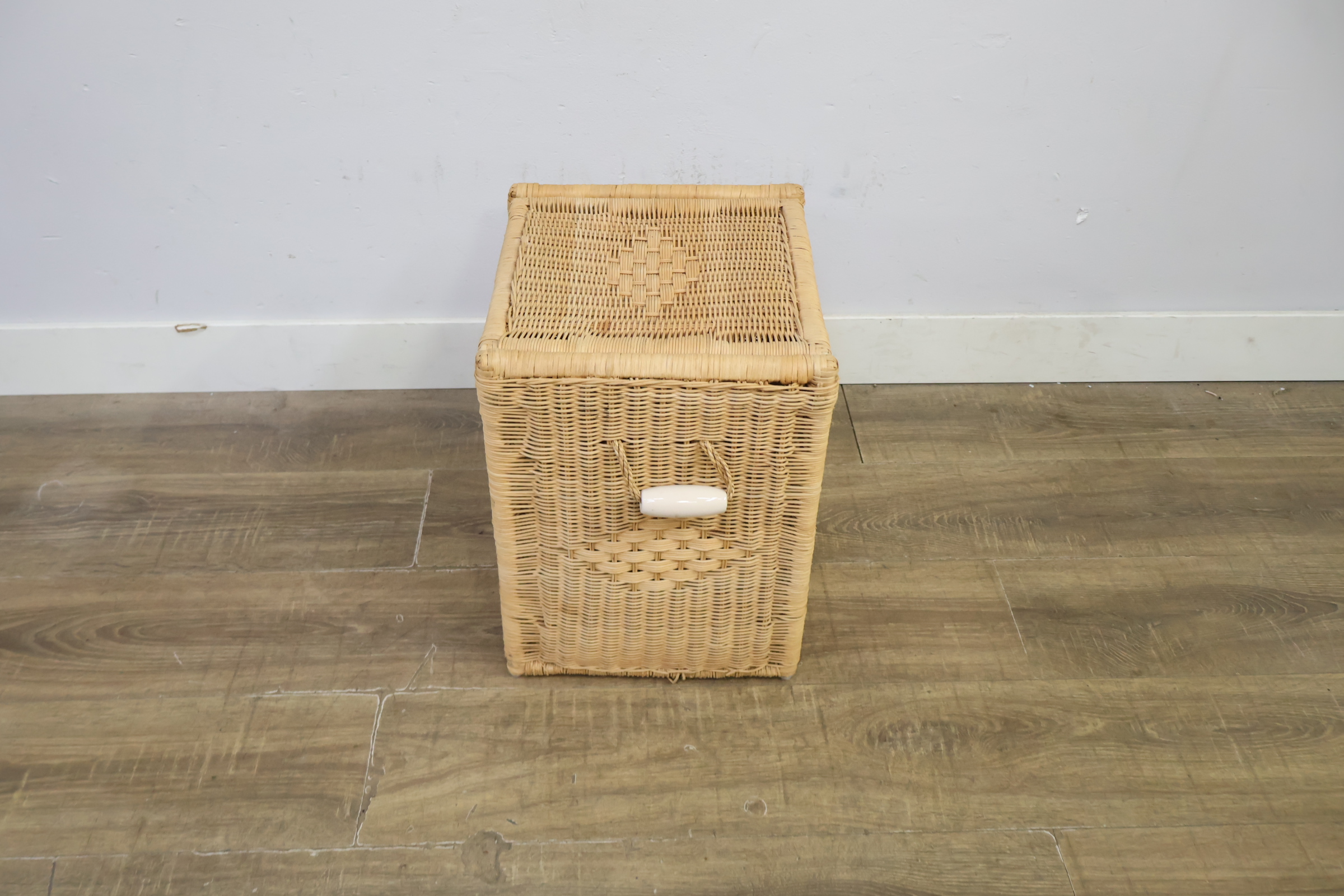 Wicker rieten wasmand met deksel en handvatten – foto 8 – kavel bij GSD Auctions, Zoeterwoude
