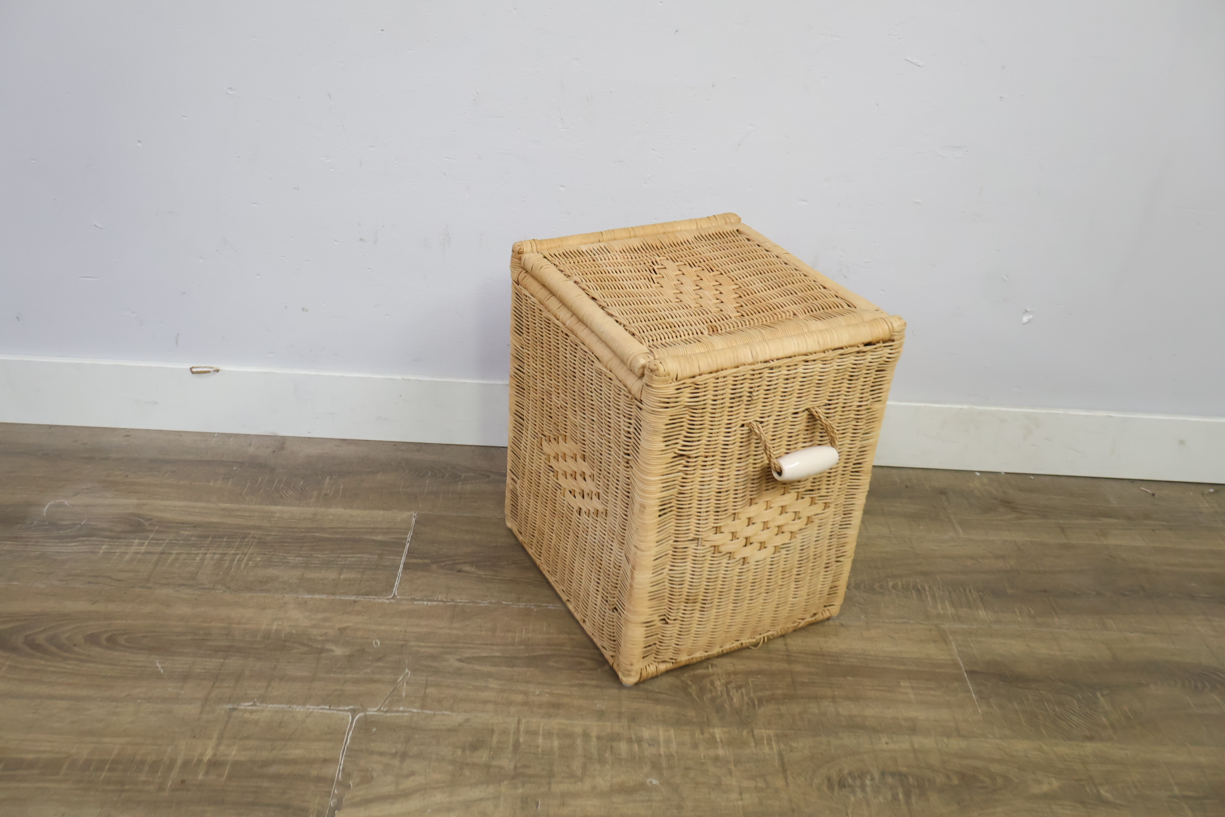 Wicker rieten wasmand met deksel en handvatten – foto 9 – kavel bij GSD Auctions, Zoeterwoude