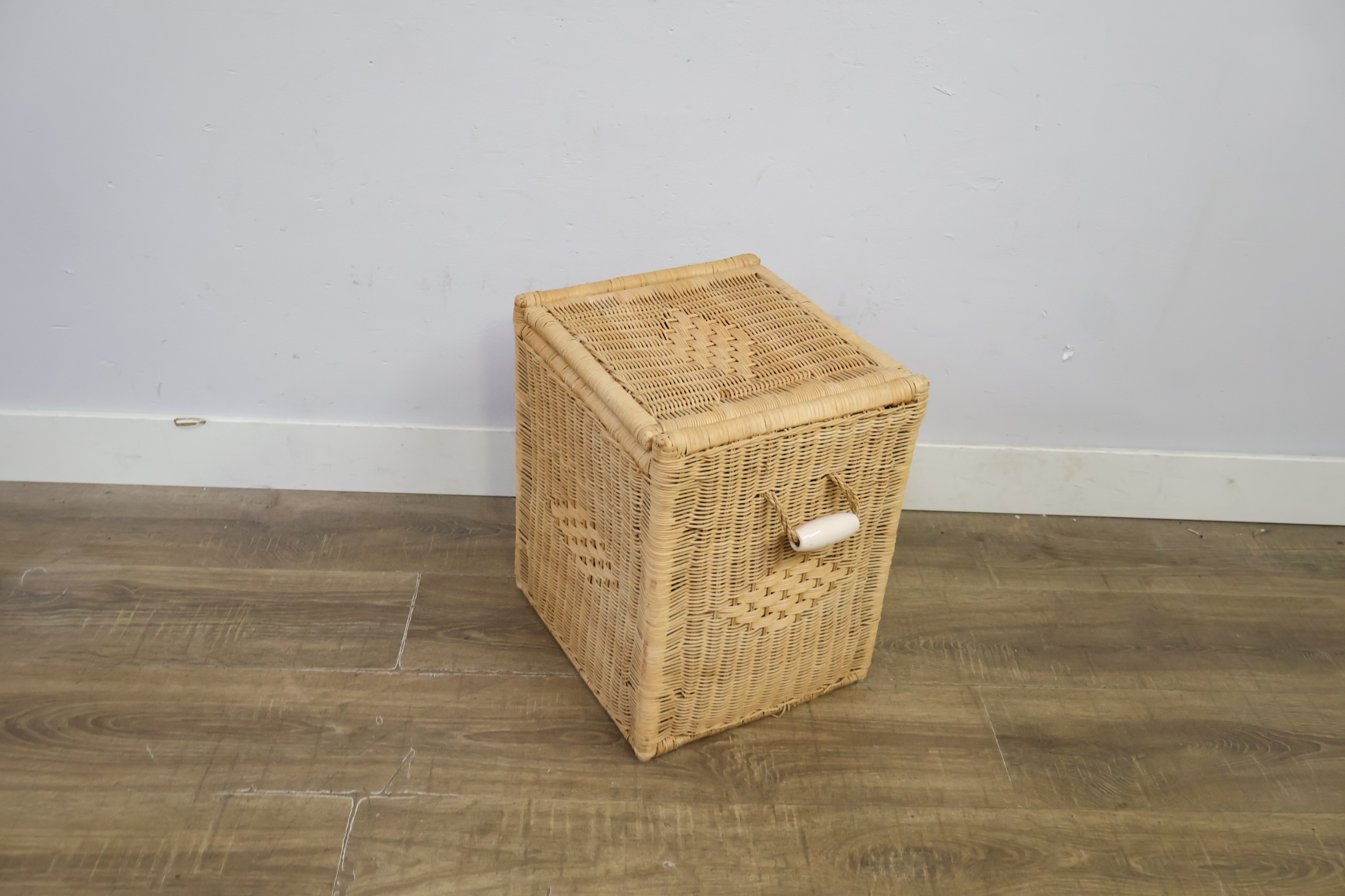 Wicker rieten wasmand met deksel en handvatten – foto 10 – kavel bij GSD Auctions, Zoeterwoude