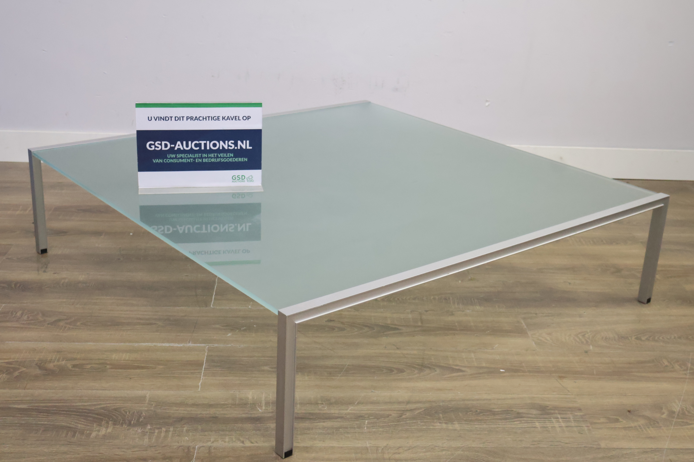 Moderne glazen salontafel met metalen frame – kavel bij GSD Auctions, Zoeterwoude
