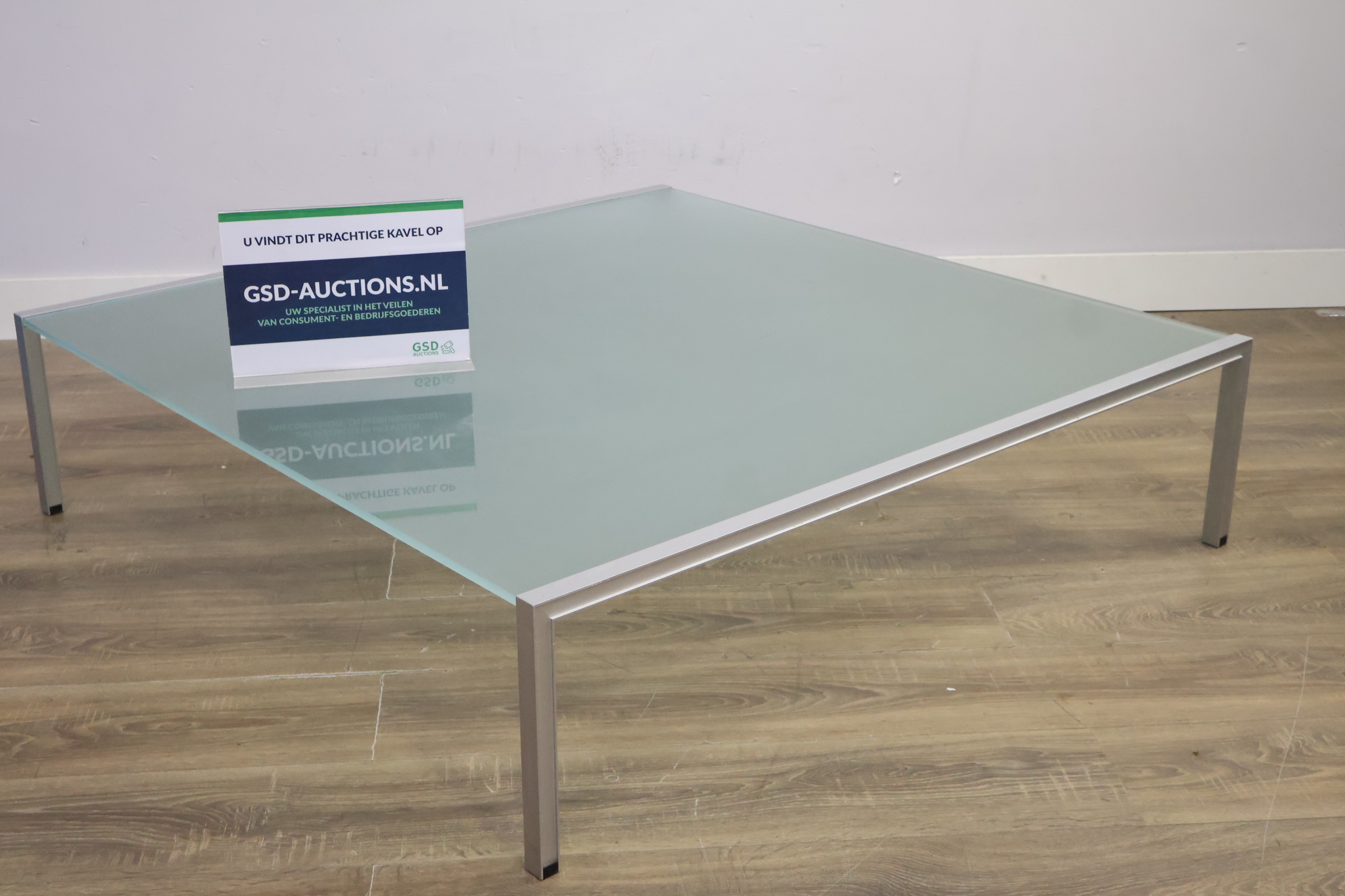 Moderne glazen salontafel met metalen frame – foto 2 – kavel bij GSD Auctions, Zoeterwoude