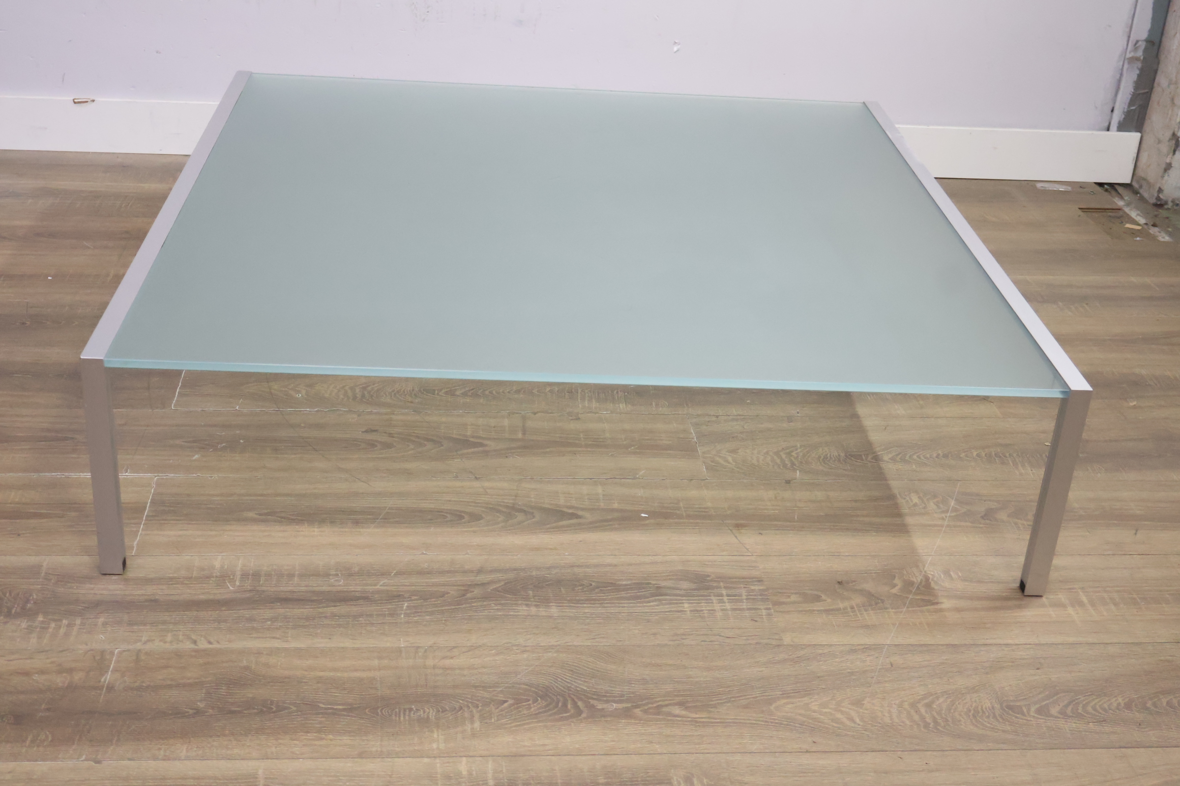 Moderne glazen salontafel met metalen frame – foto 3 – kavel bij GSD Auctions, Zoeterwoude