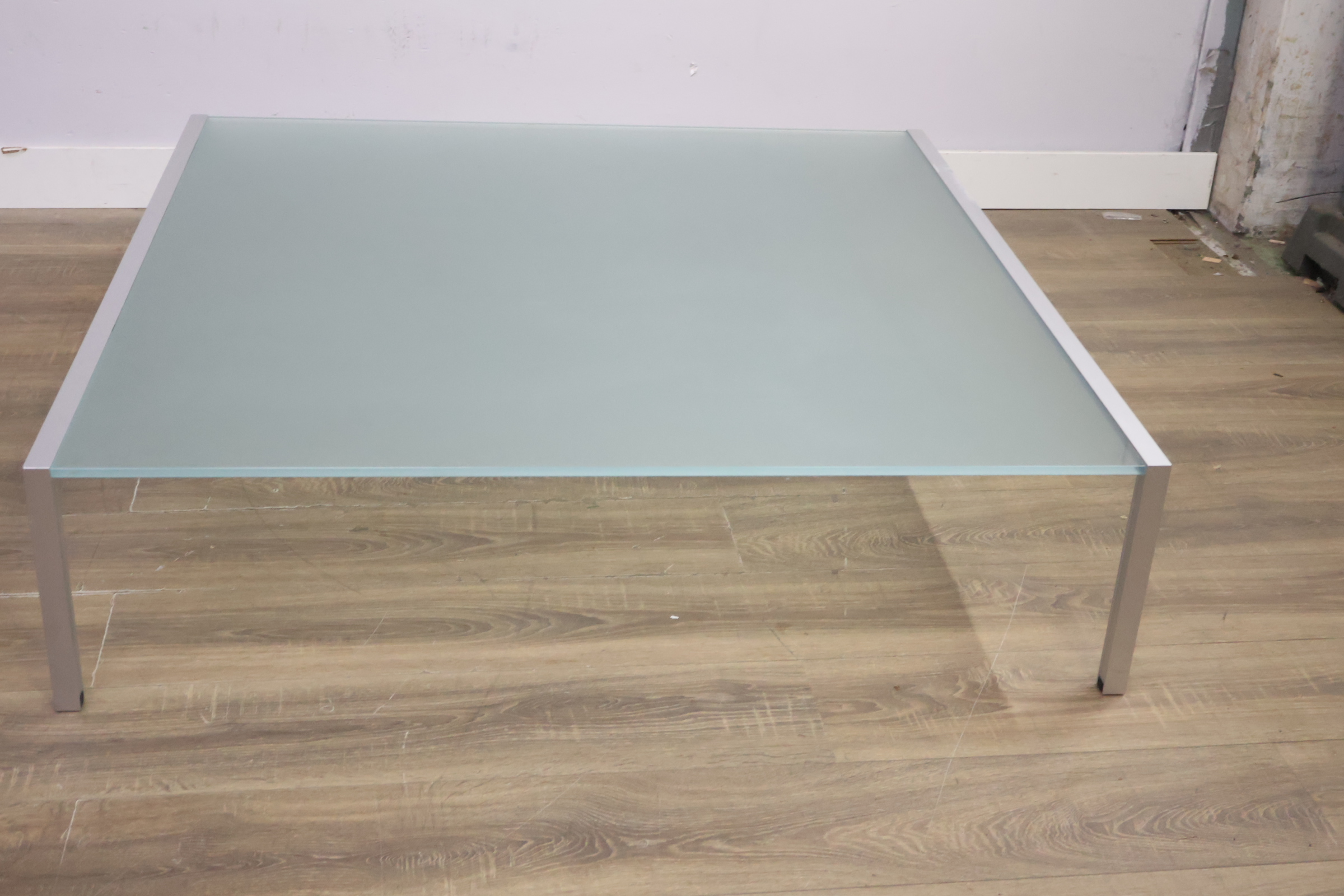 Moderne glazen salontafel met metalen frame – foto 4 – kavel bij GSD Auctions, Zoeterwoude