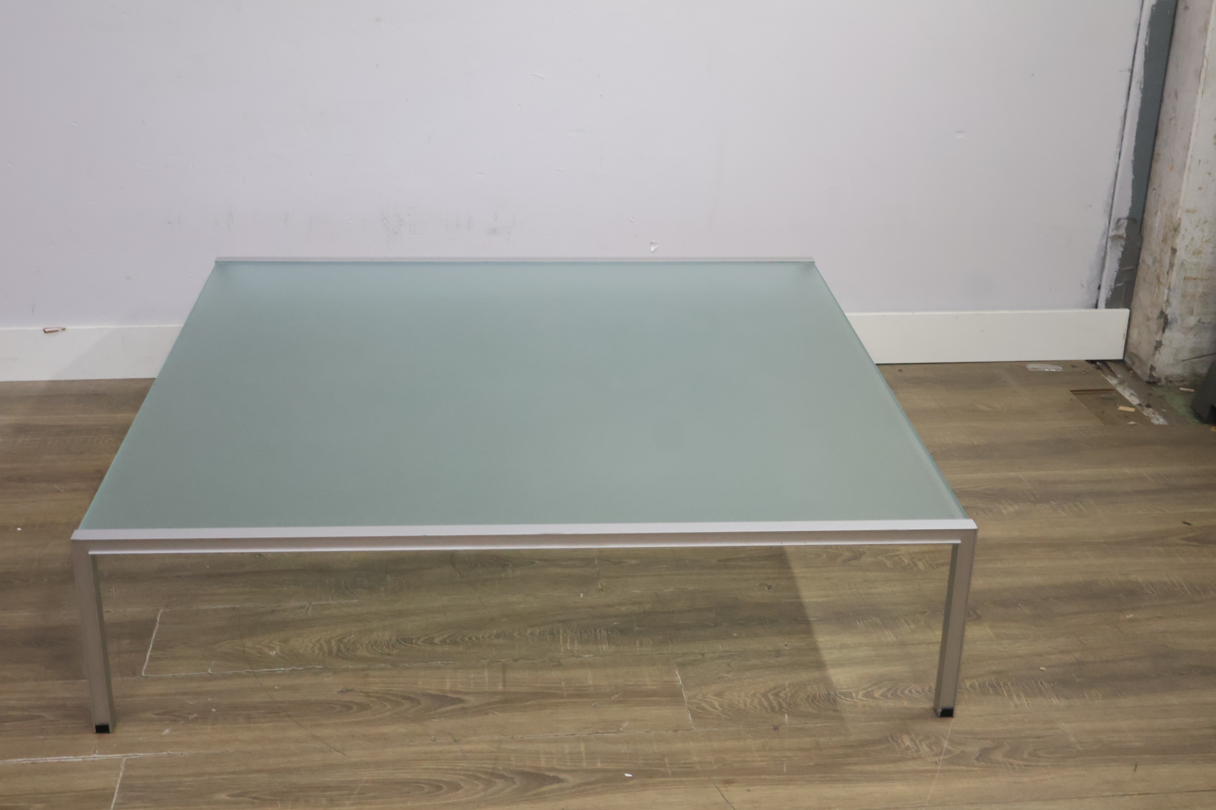 Moderne glazen salontafel met metalen frame – foto 5 – kavel bij GSD Auctions, Zoeterwoude
