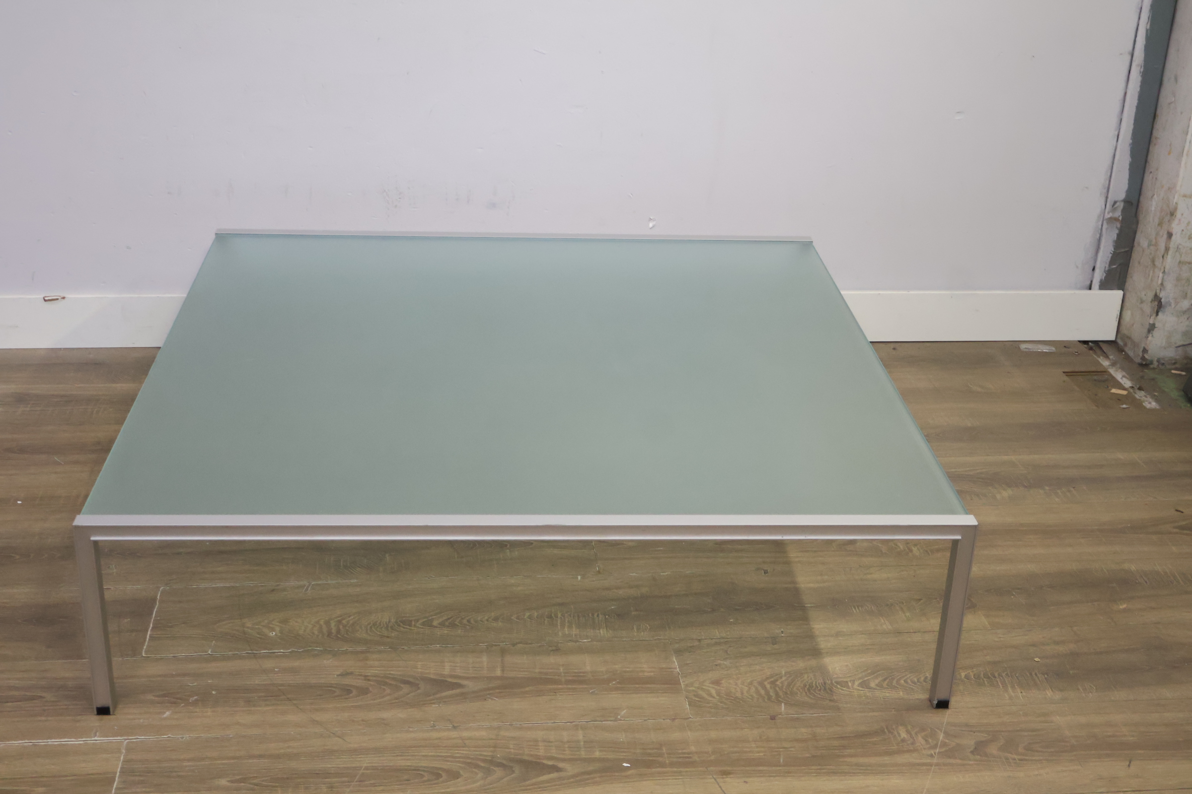 Moderne glazen salontafel met metalen frame – foto 6 – kavel bij GSD Auctions, Zoeterwoude