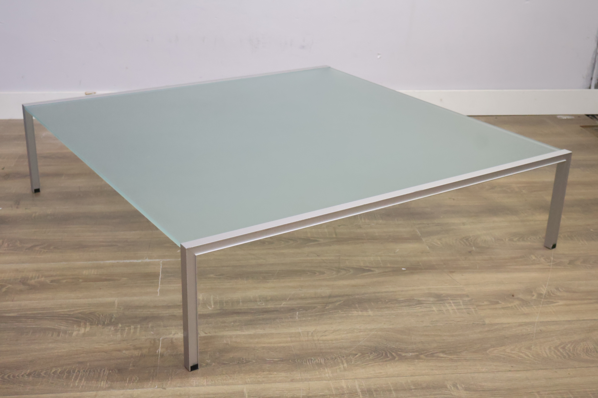 Moderne glazen salontafel met metalen frame – foto 7 – kavel bij GSD Auctions, Zoeterwoude