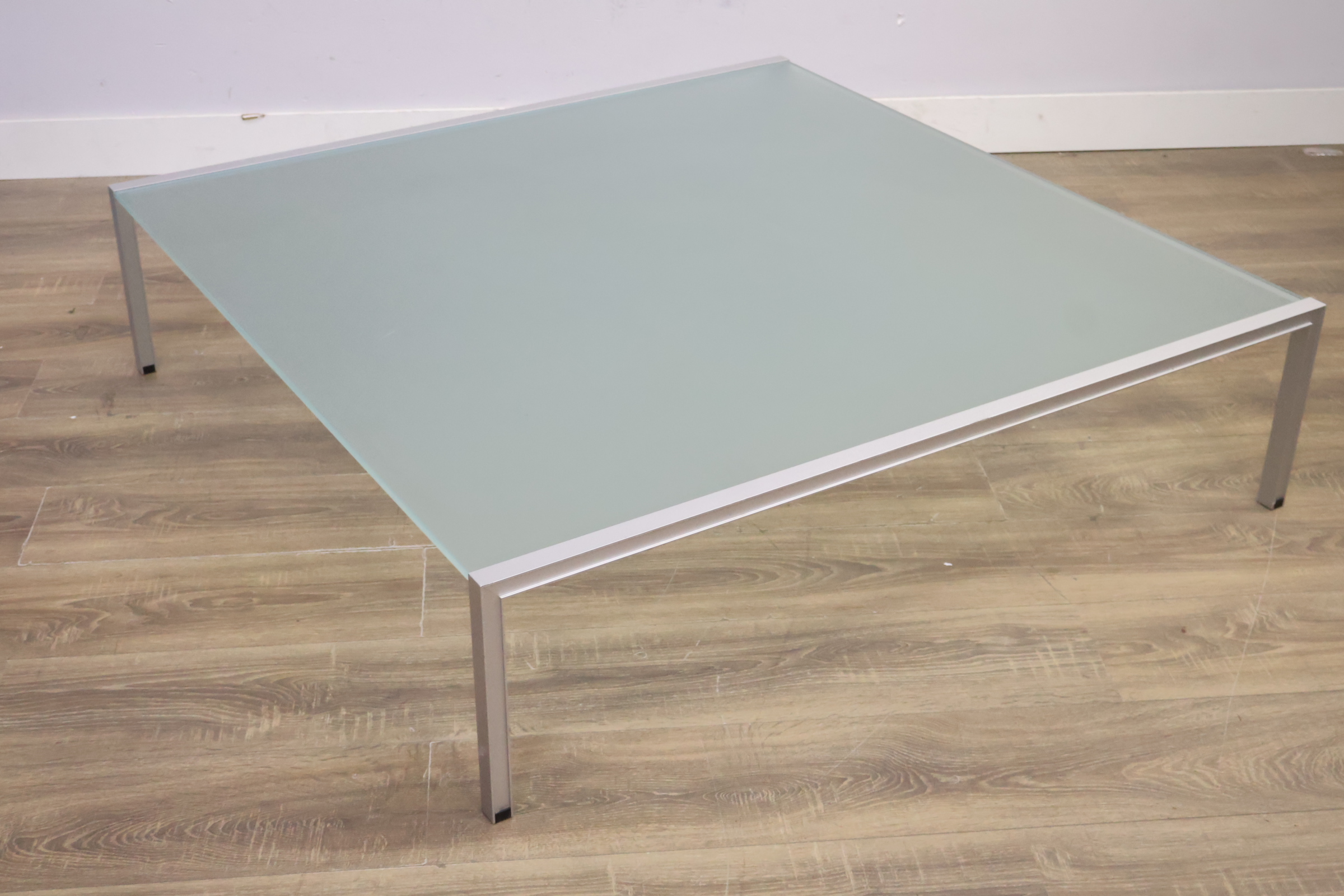 Moderne glazen salontafel met metalen frame – foto 8 – kavel bij GSD Auctions, Zoeterwoude