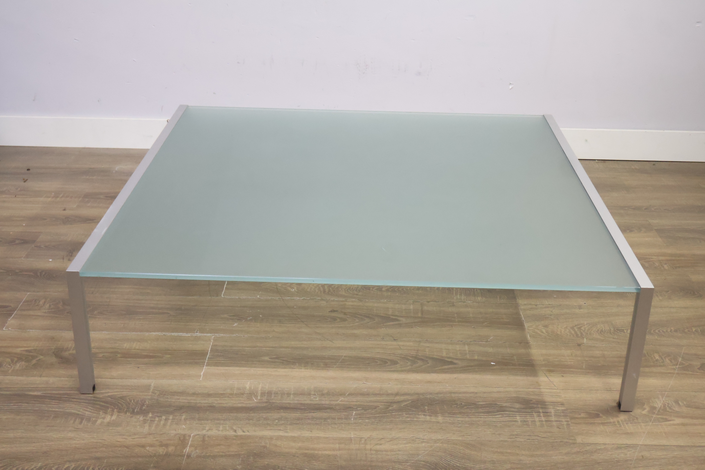 Moderne glazen salontafel met metalen frame – foto 9 – kavel bij GSD Auctions, Zoeterwoude