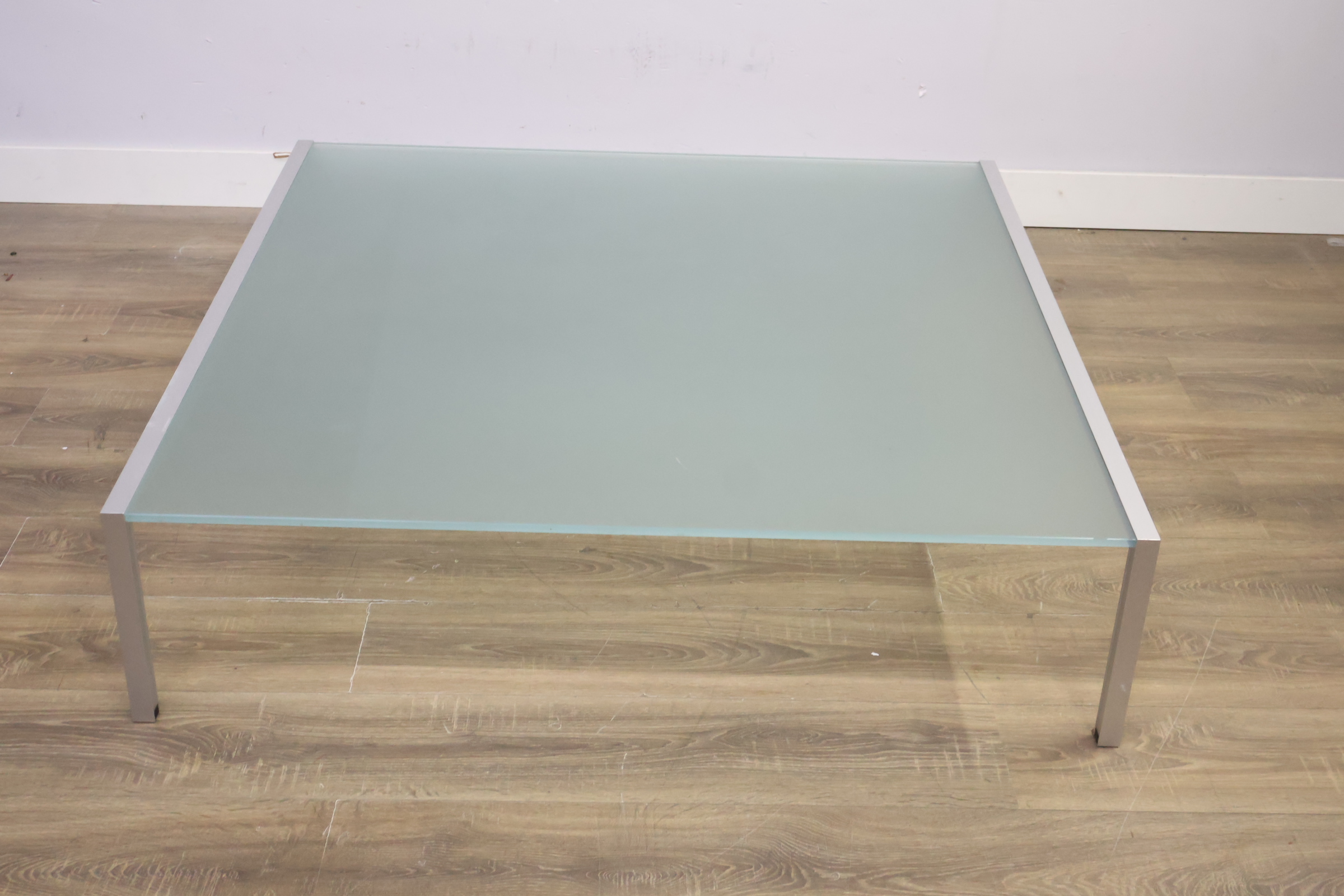 Moderne glazen salontafel met metalen frame – foto 10 – kavel bij GSD Auctions, Zoeterwoude