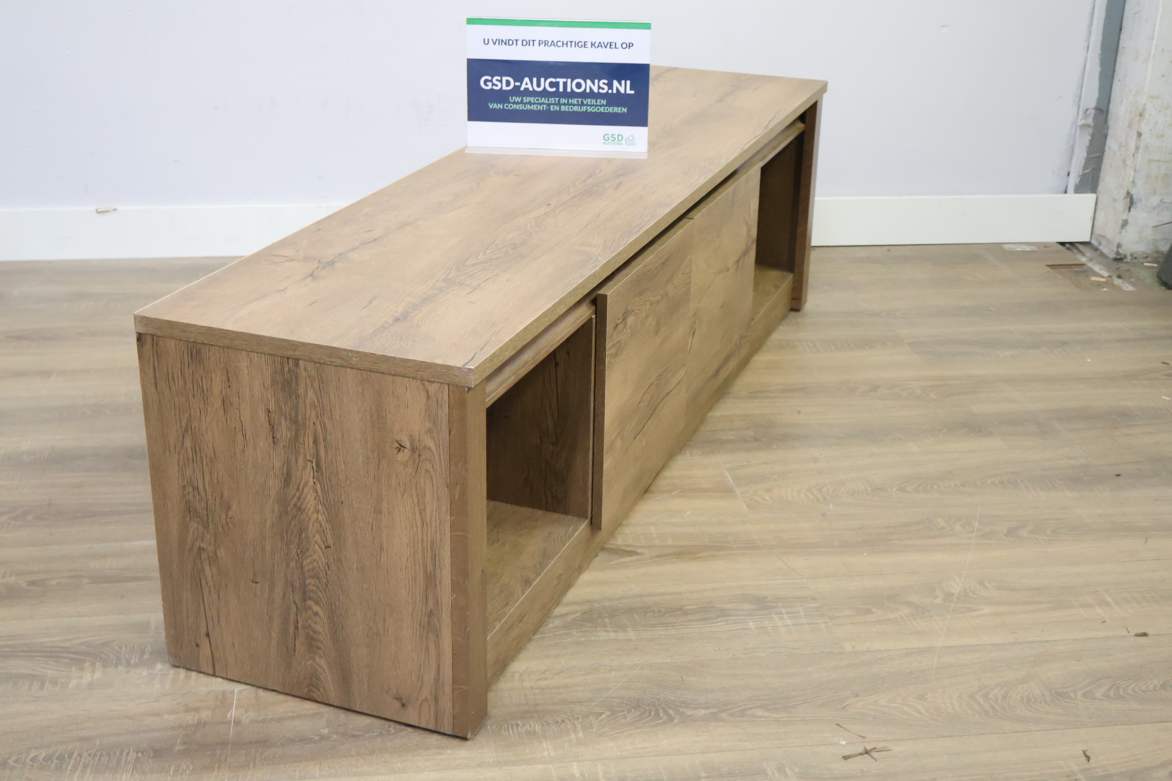 Lage houten tv-meubel met schuifdeuren – kavel bij GSD Auctions, Zoeterwoude