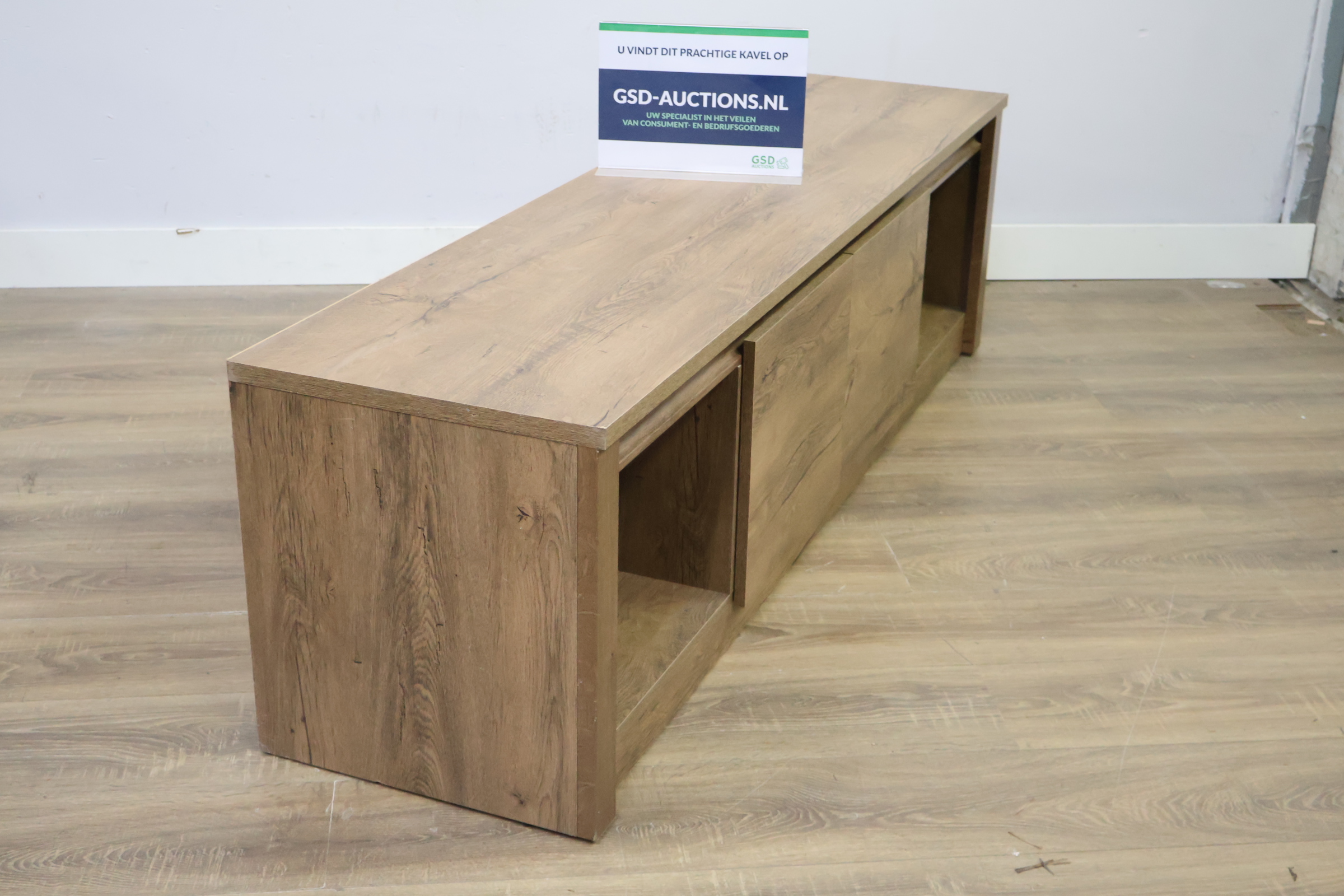 Lage houten tv-meubel met schuifdeuren – foto 2 – kavel bij GSD Auctions, Zoeterwoude
