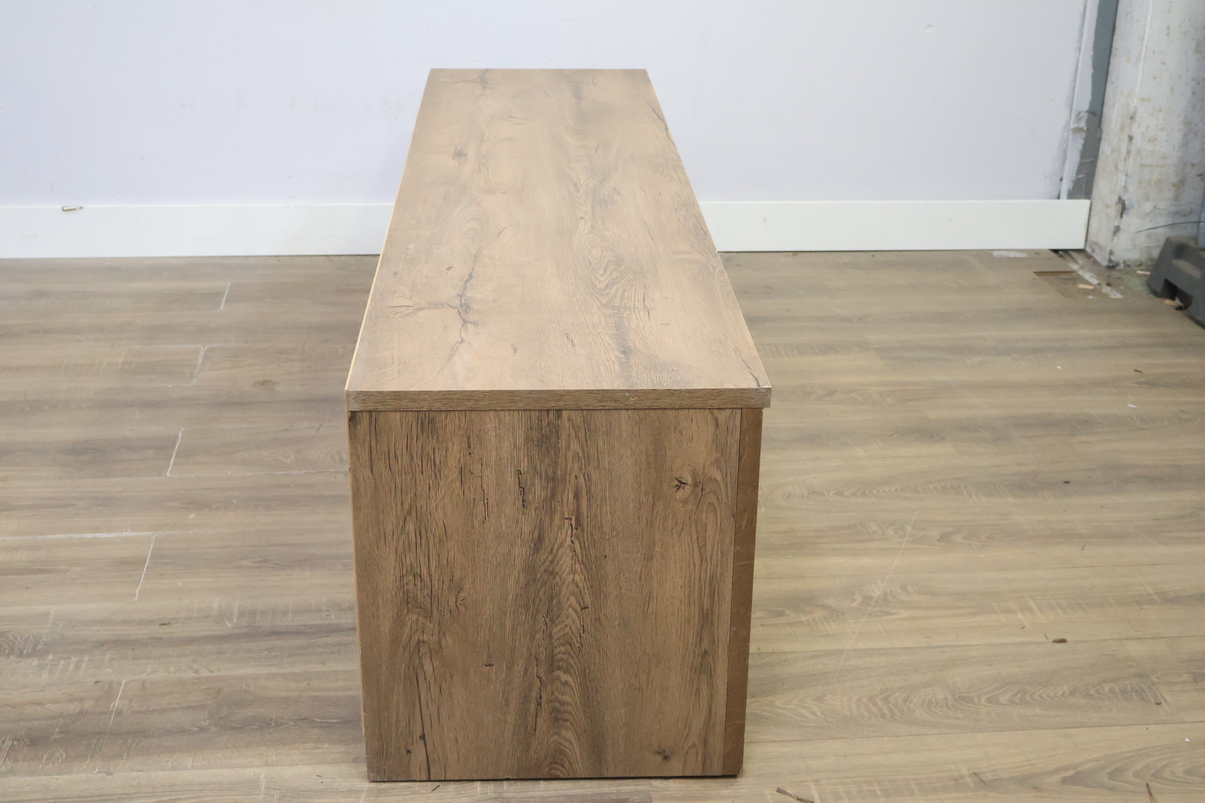 Lage houten tv-meubel met schuifdeuren – foto 3 – kavel bij GSD Auctions, Zoeterwoude