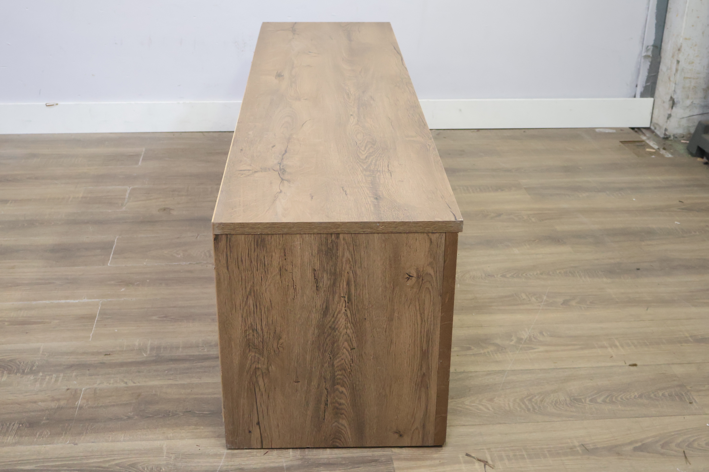 Lage houten tv-meubel met schuifdeuren – foto 4 – kavel bij GSD Auctions, Zoeterwoude