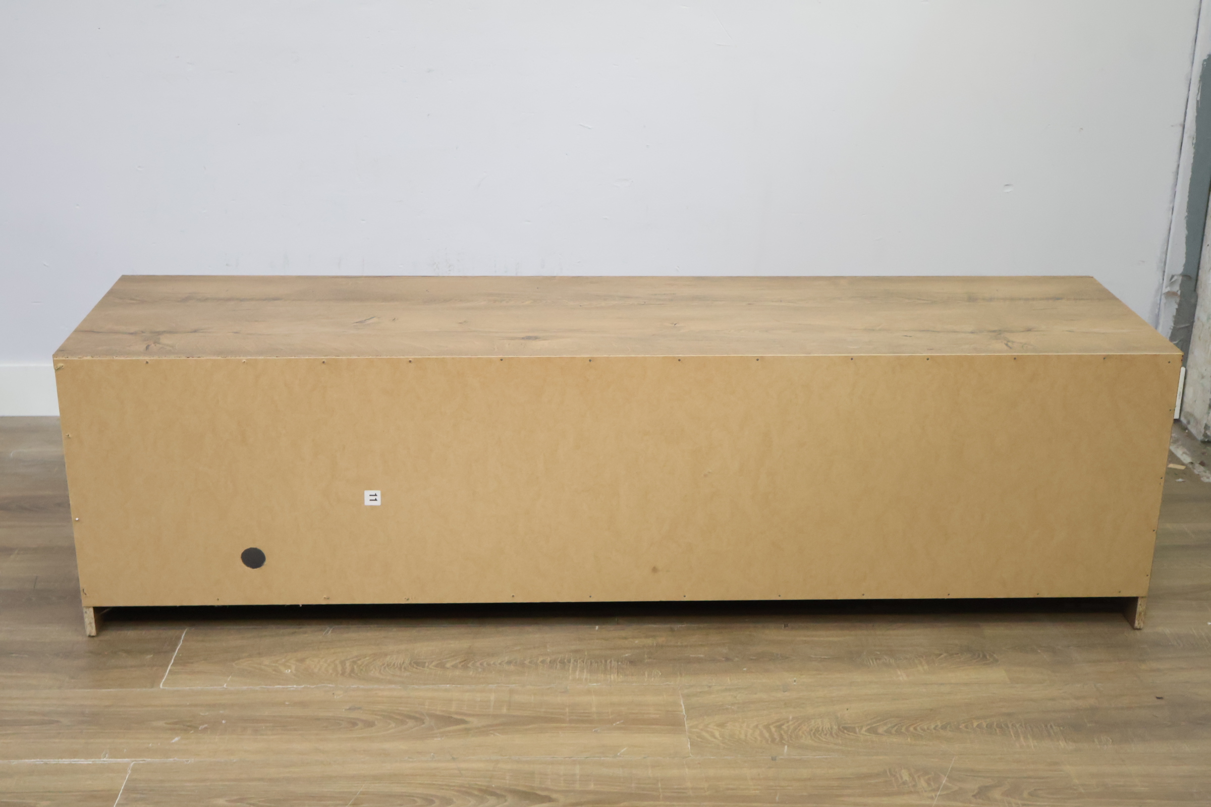 Lage houten tv-meubel met schuifdeuren – foto 5 – kavel bij GSD Auctions, Zoeterwoude