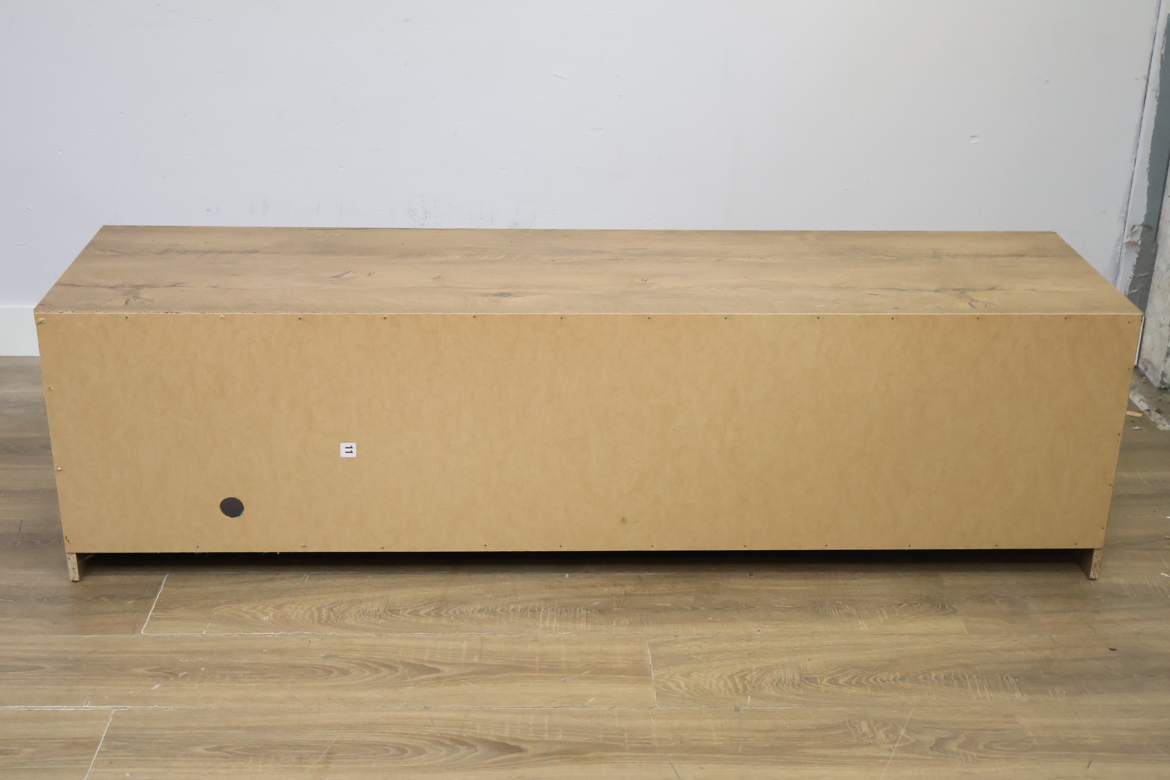 Lage houten tv-meubel met schuifdeuren – foto 6 – kavel bij GSD Auctions, Zoeterwoude