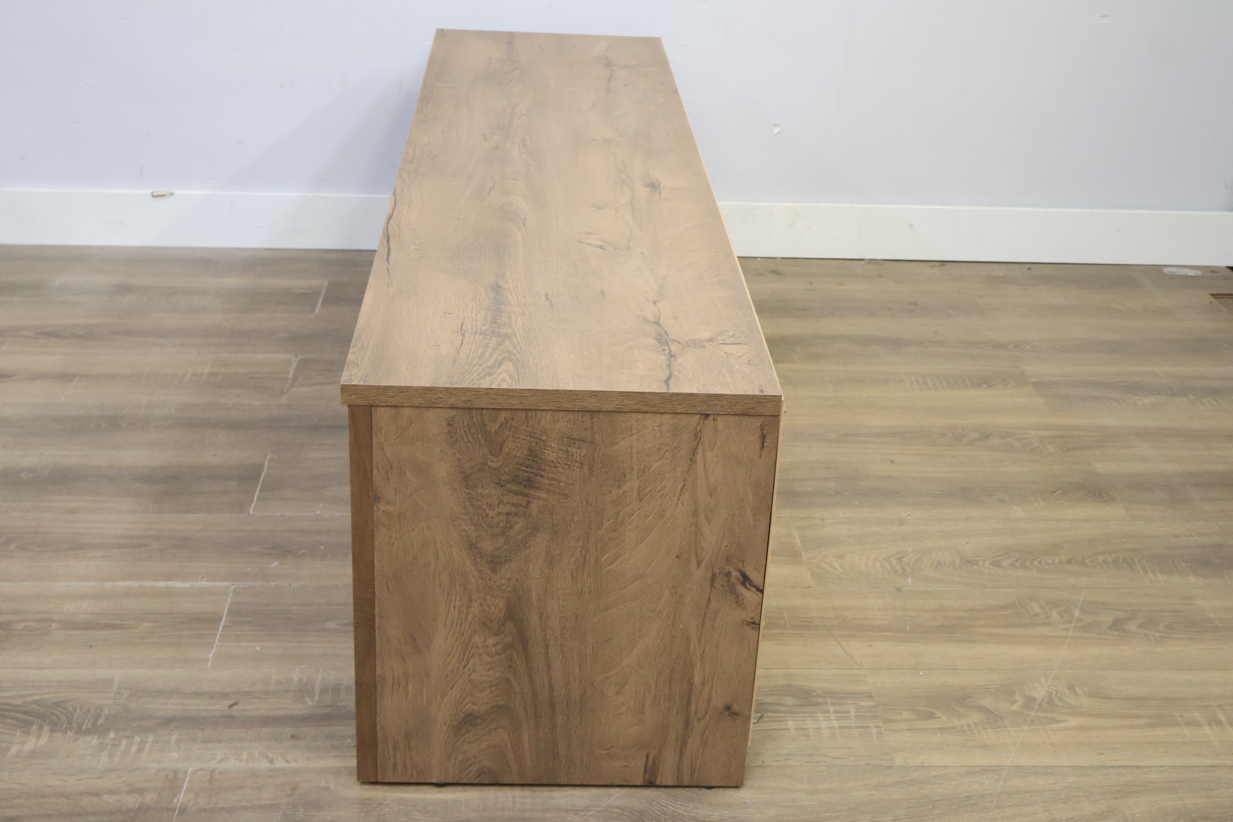 Lage houten tv-meubel met schuifdeuren – foto 7 – kavel bij GSD Auctions, Zoeterwoude