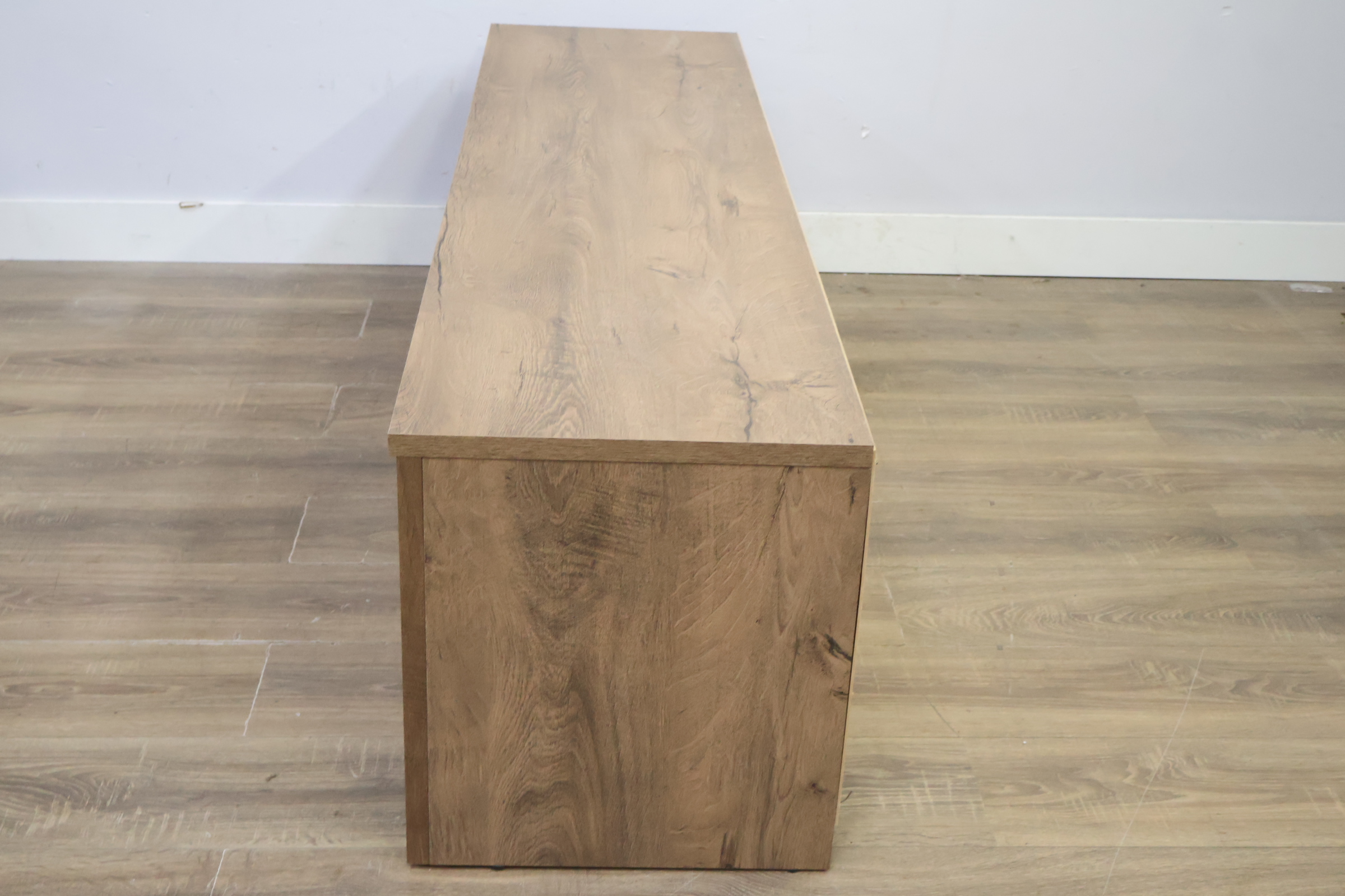 Lage houten tv-meubel met schuifdeuren – foto 8 – kavel bij GSD Auctions, Zoeterwoude