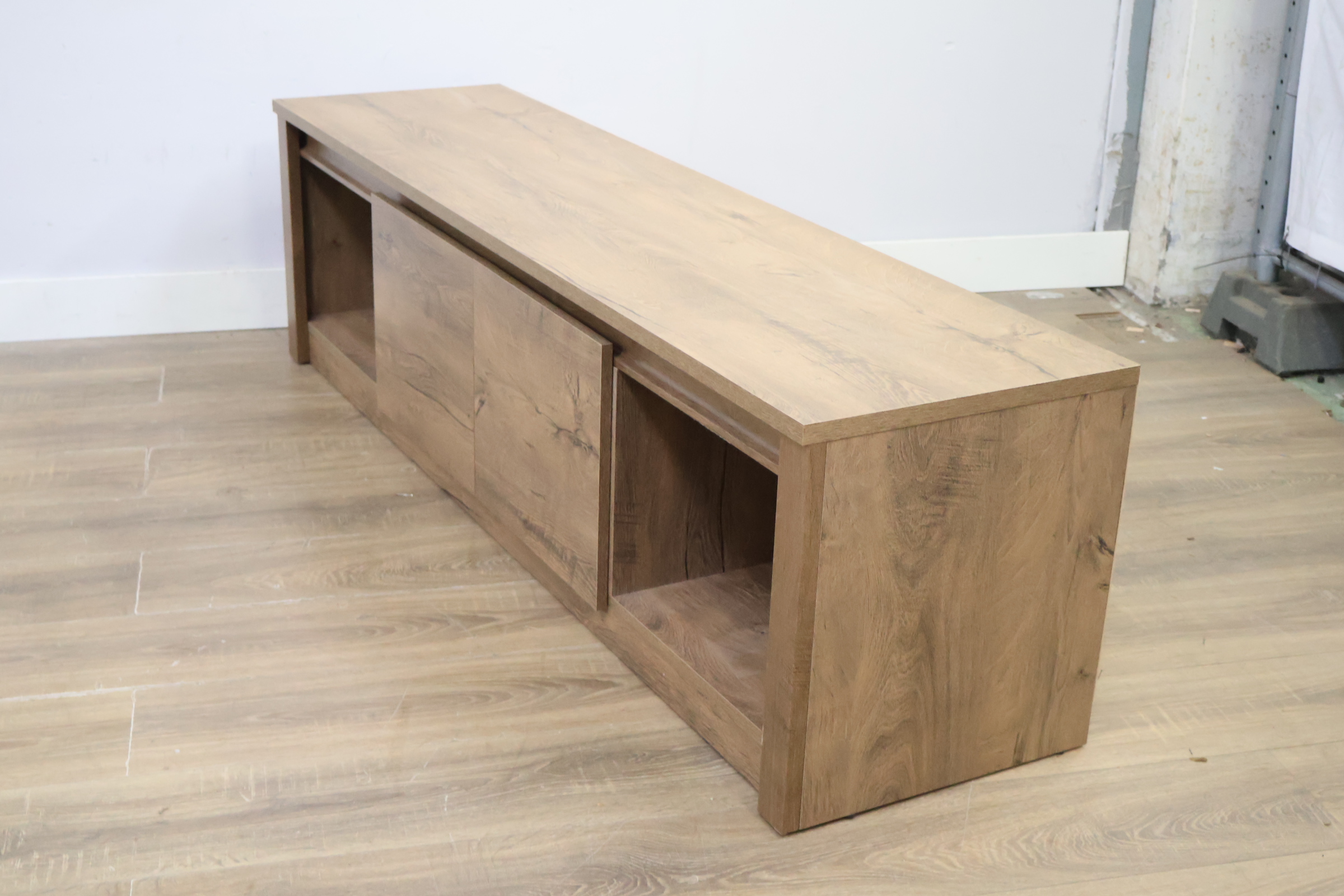 Lage houten tv-meubel met schuifdeuren – foto 9 – kavel bij GSD Auctions, Zoeterwoude