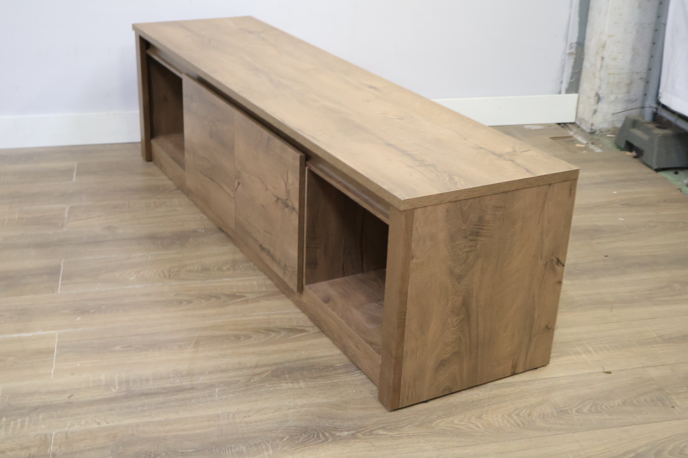 Lage houten tv-meubel met schuifdeuren – foto 10 – kavel bij GSD Auctions, Zoeterwoude