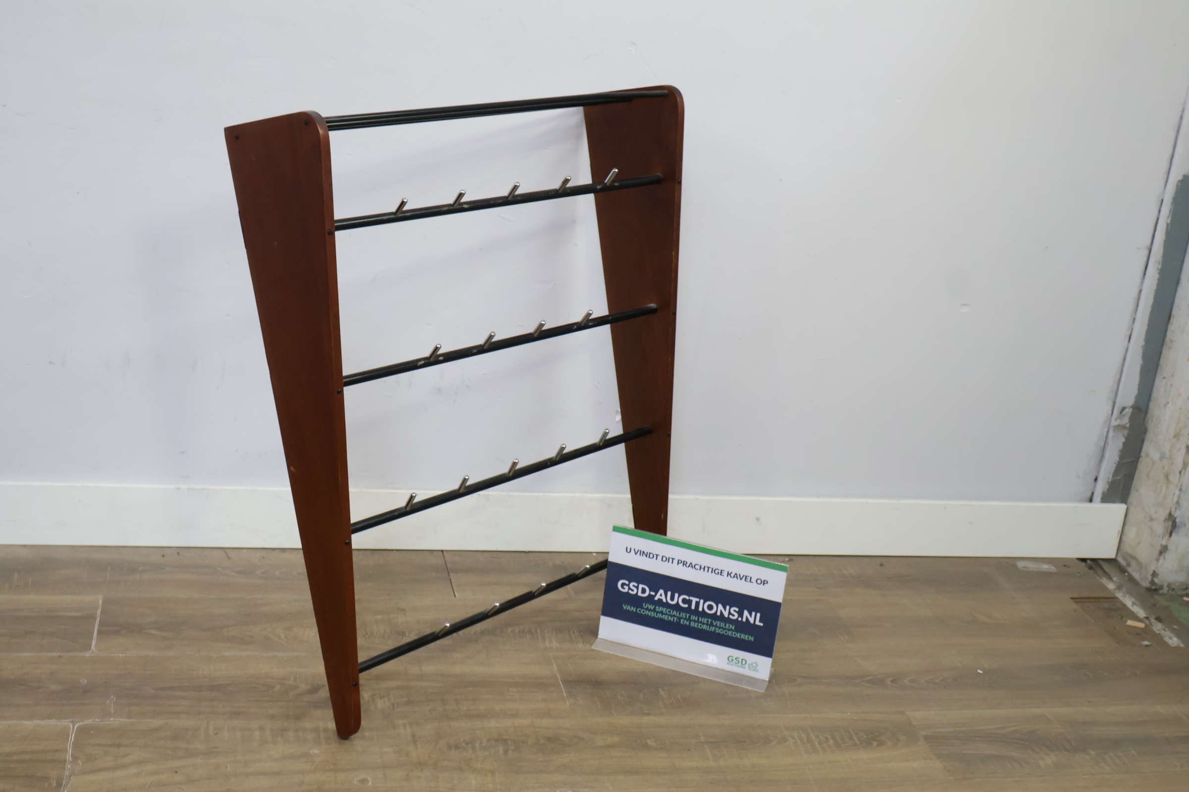 Houten kapstok met metalen haken en stangen – kavel bij GSD Auctions, Zoeterwoude