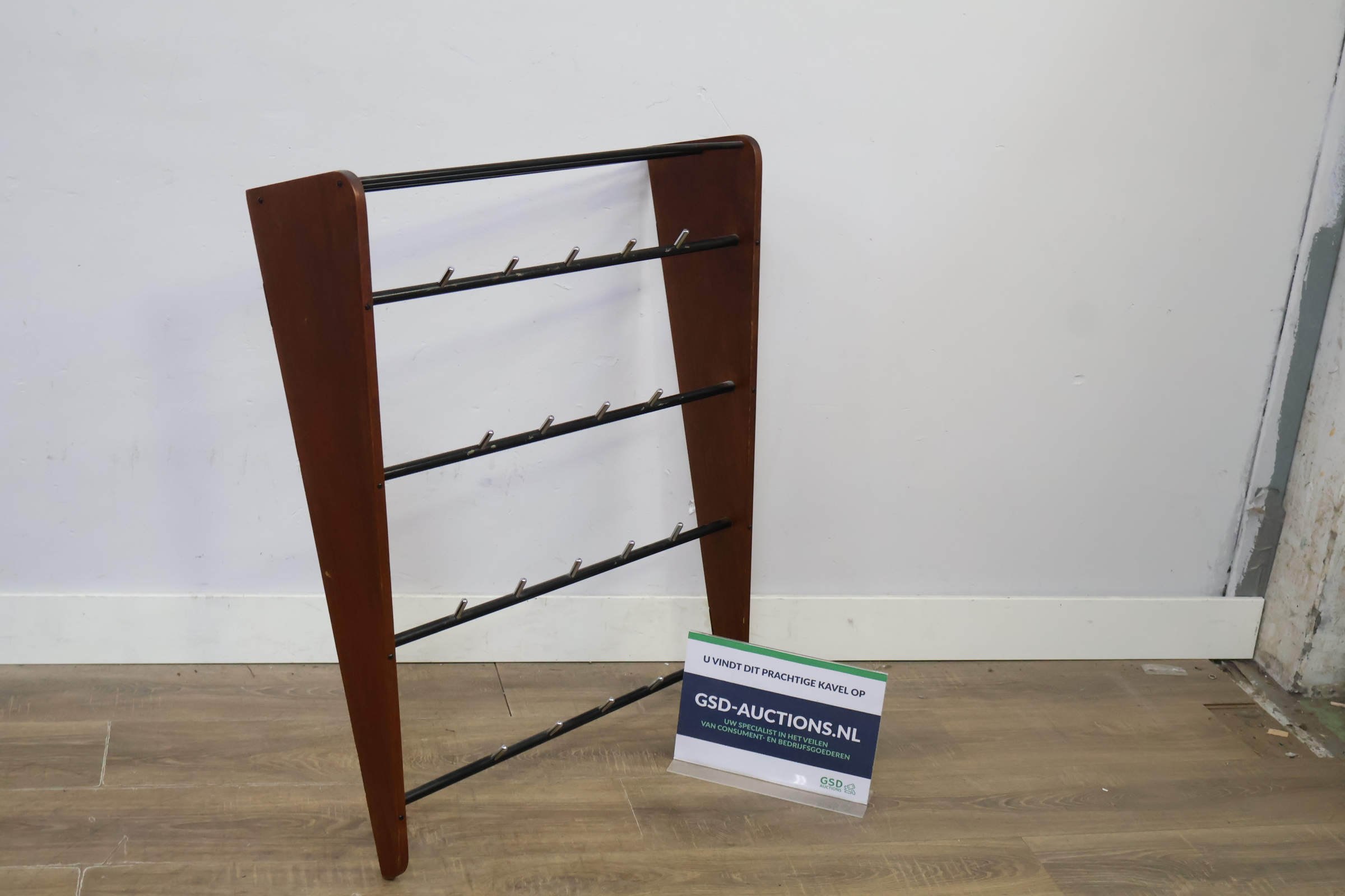 Houten kapstok met metalen haken en stangen – foto 2 – kavel bij GSD Auctions, Zoeterwoude