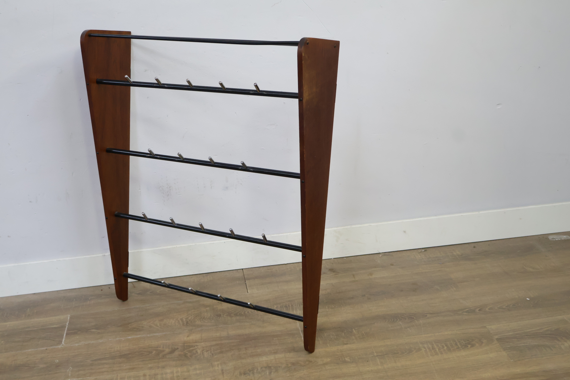 Houten kapstok met metalen haken en stangen – foto 4 – kavel bij GSD Auctions, Zoeterwoude
