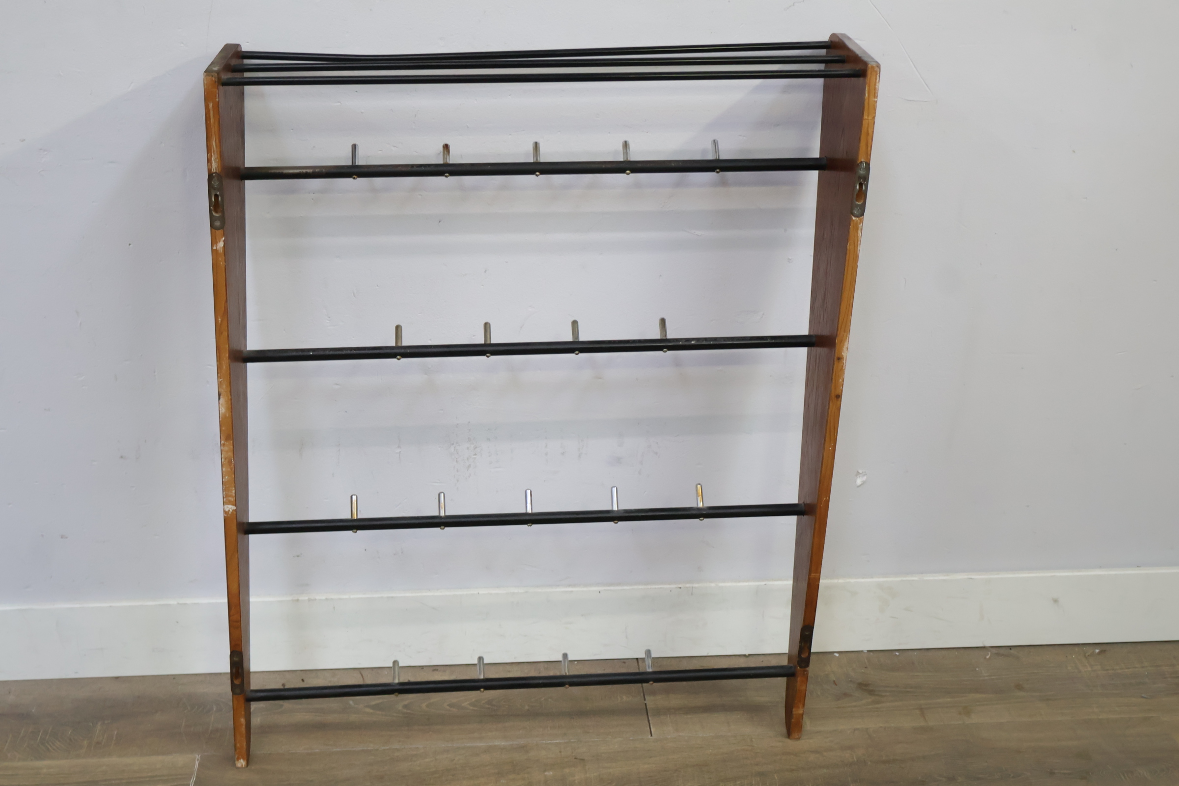 Houten kapstok met metalen haken en stangen – foto 5 – kavel bij GSD Auctions, Zoeterwoude