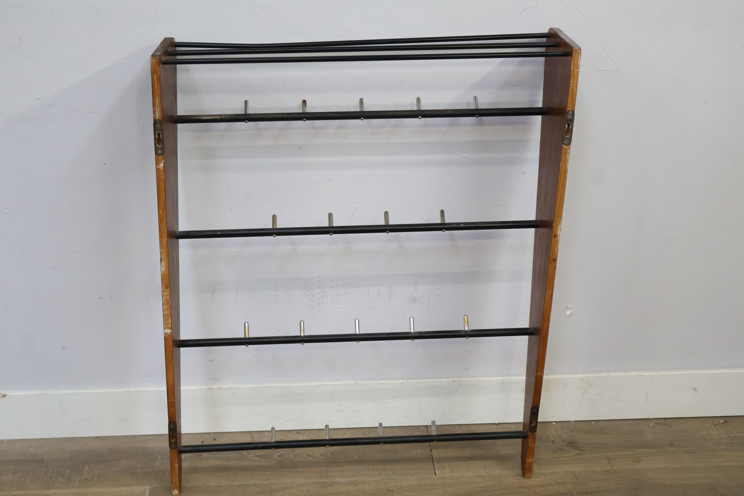 Houten kapstok met metalen haken en stangen – foto 6 – kavel bij GSD Auctions, Zoeterwoude