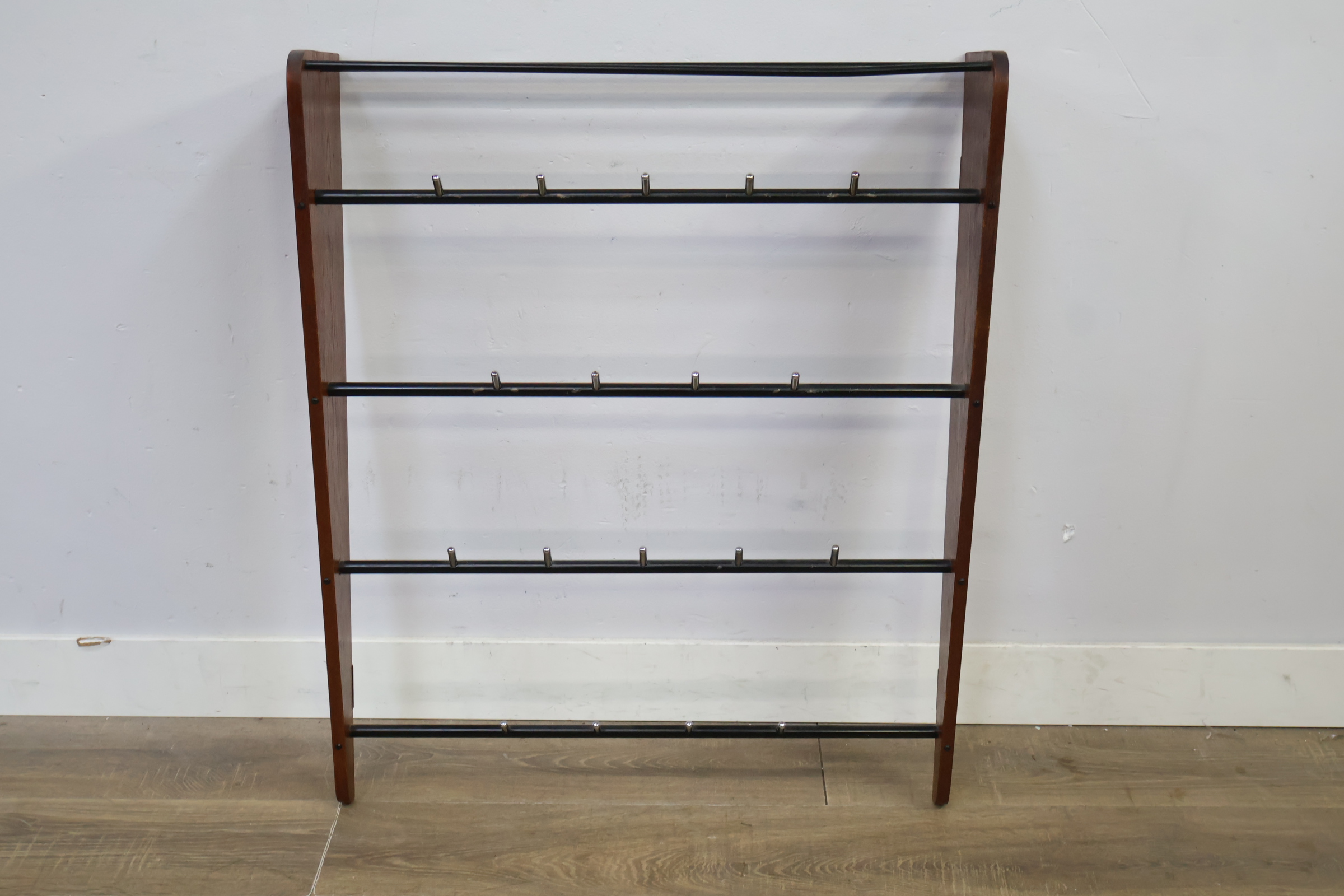 Houten kapstok met metalen haken en stangen – foto 7 – kavel bij GSD Auctions, Zoeterwoude