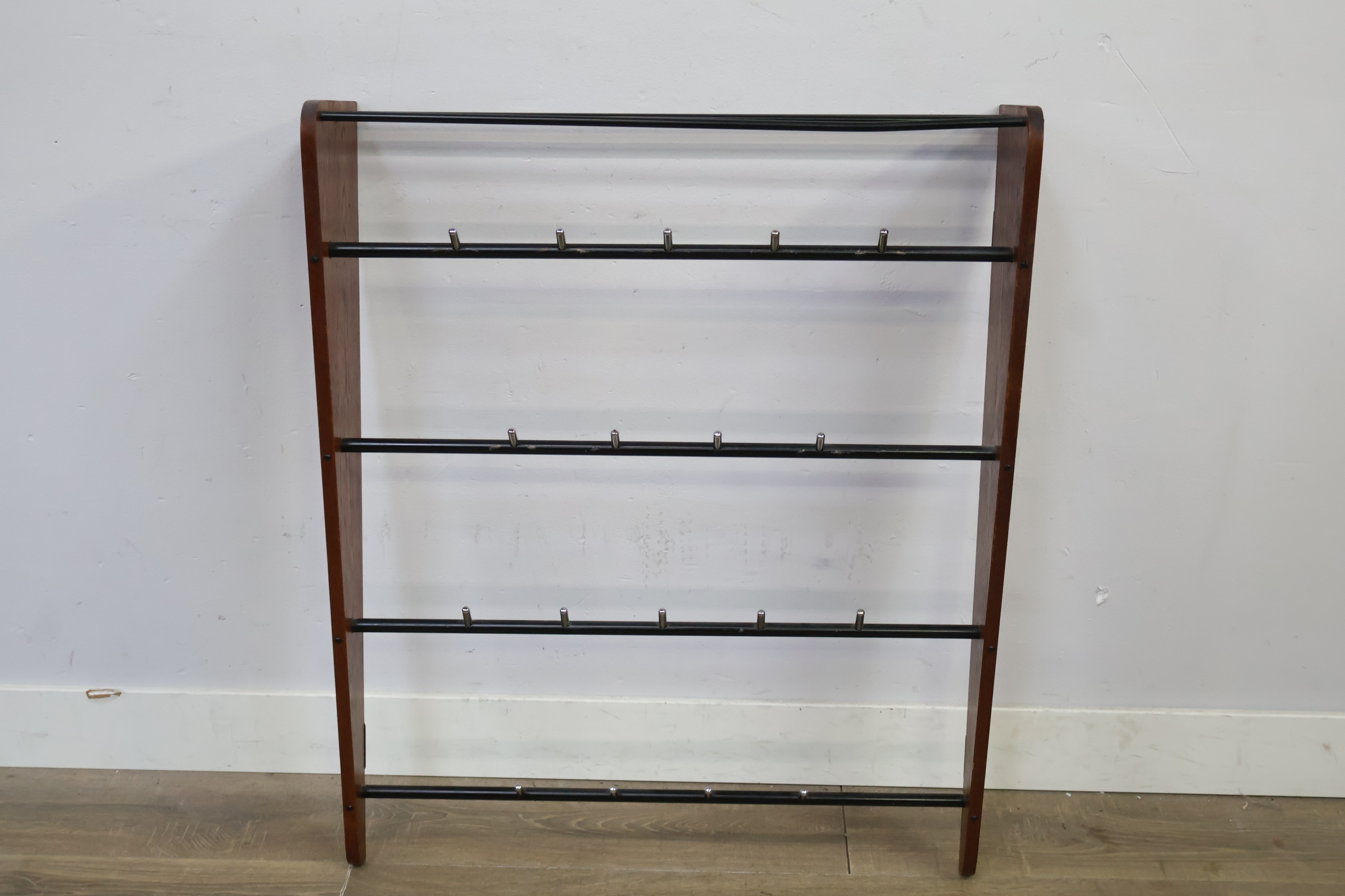 Houten kapstok met metalen haken en stangen – foto 8 – kavel bij GSD Auctions, Zoeterwoude