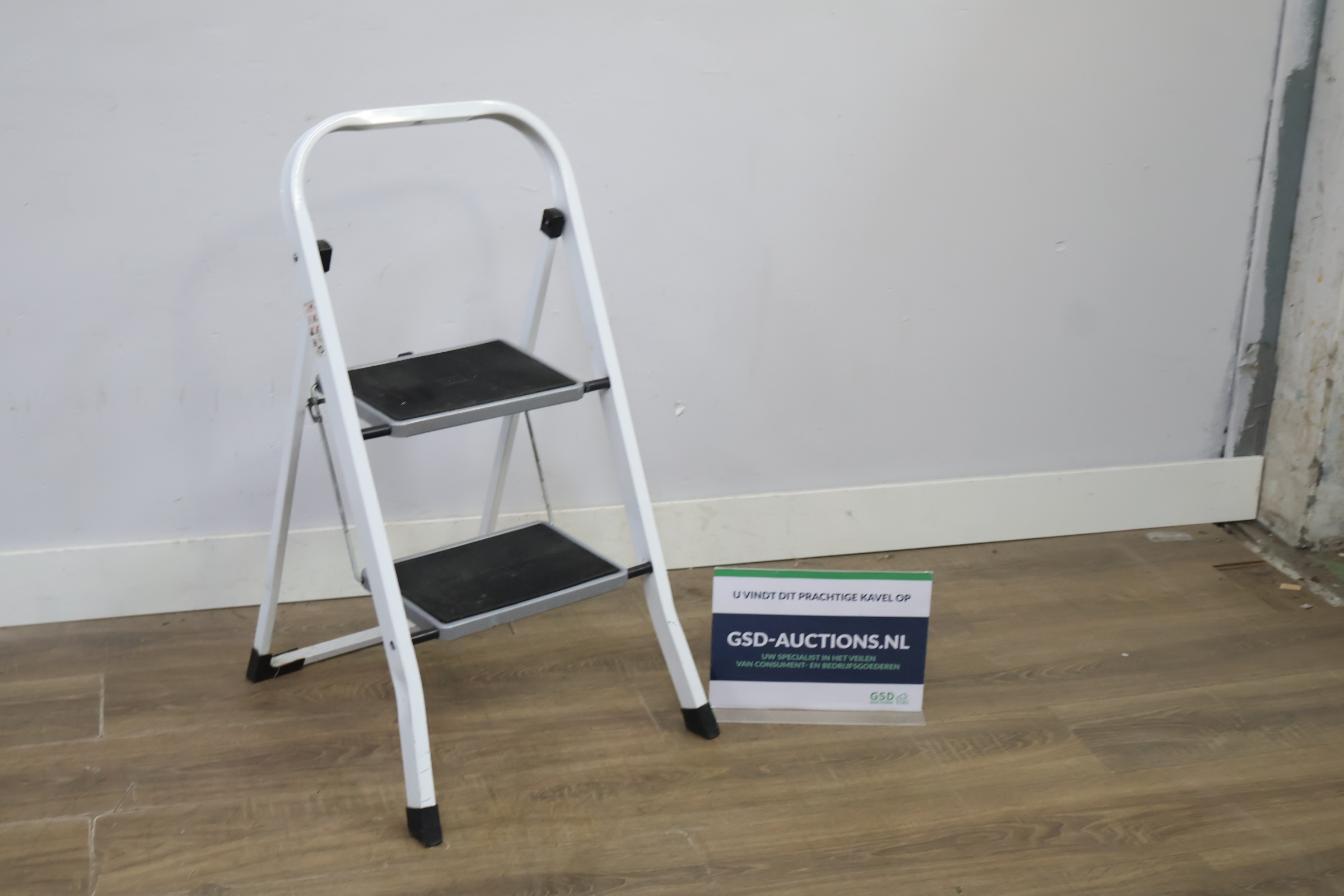 Opstapkruk 2 treden wit met zwarte treden – kavel bij GSD Auctions, Zoeterwoude