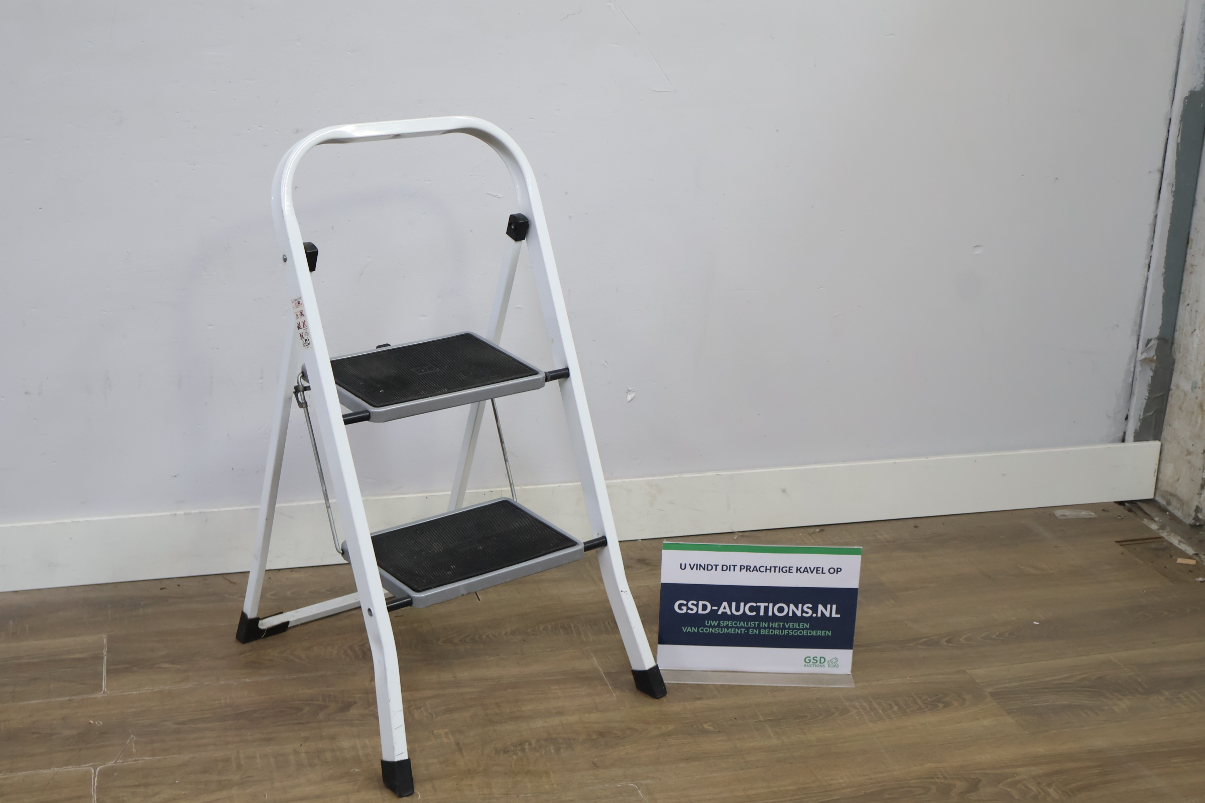 Opstapkruk 2 treden wit met zwarte treden – foto 2 – kavel bij GSD Auctions, Zoeterwoude