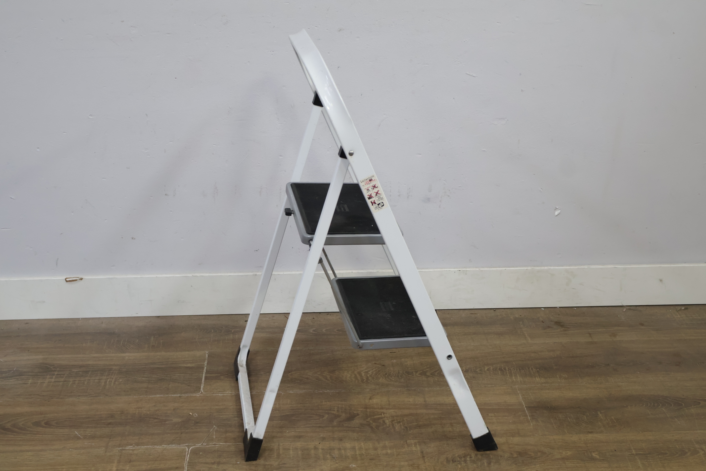Opstapkruk 2 treden wit met zwarte treden – foto 3 – kavel bij GSD Auctions, Zoeterwoude