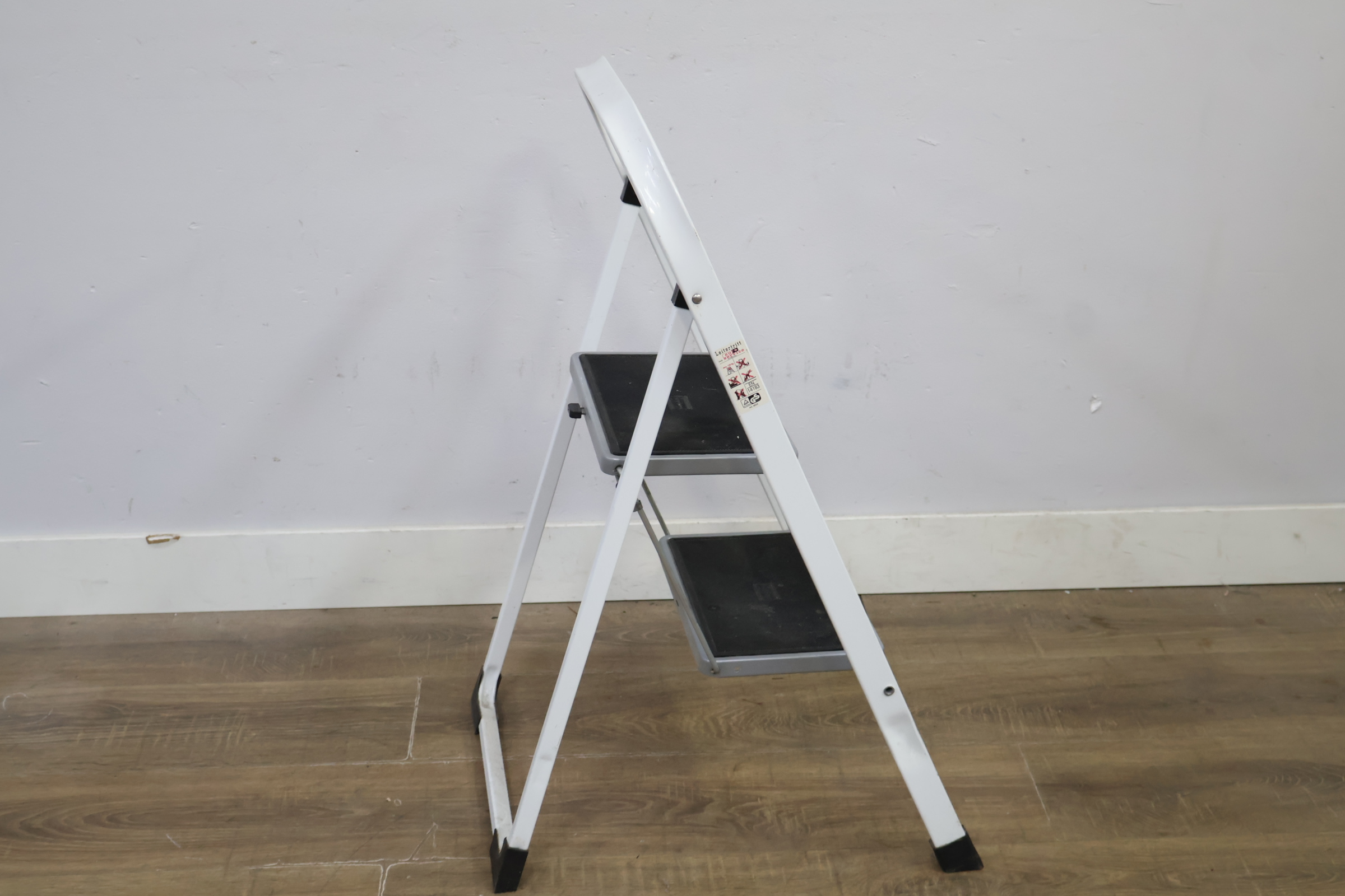 Opstapkruk 2 treden wit met zwarte treden – foto 4 – kavel bij GSD Auctions, Zoeterwoude
