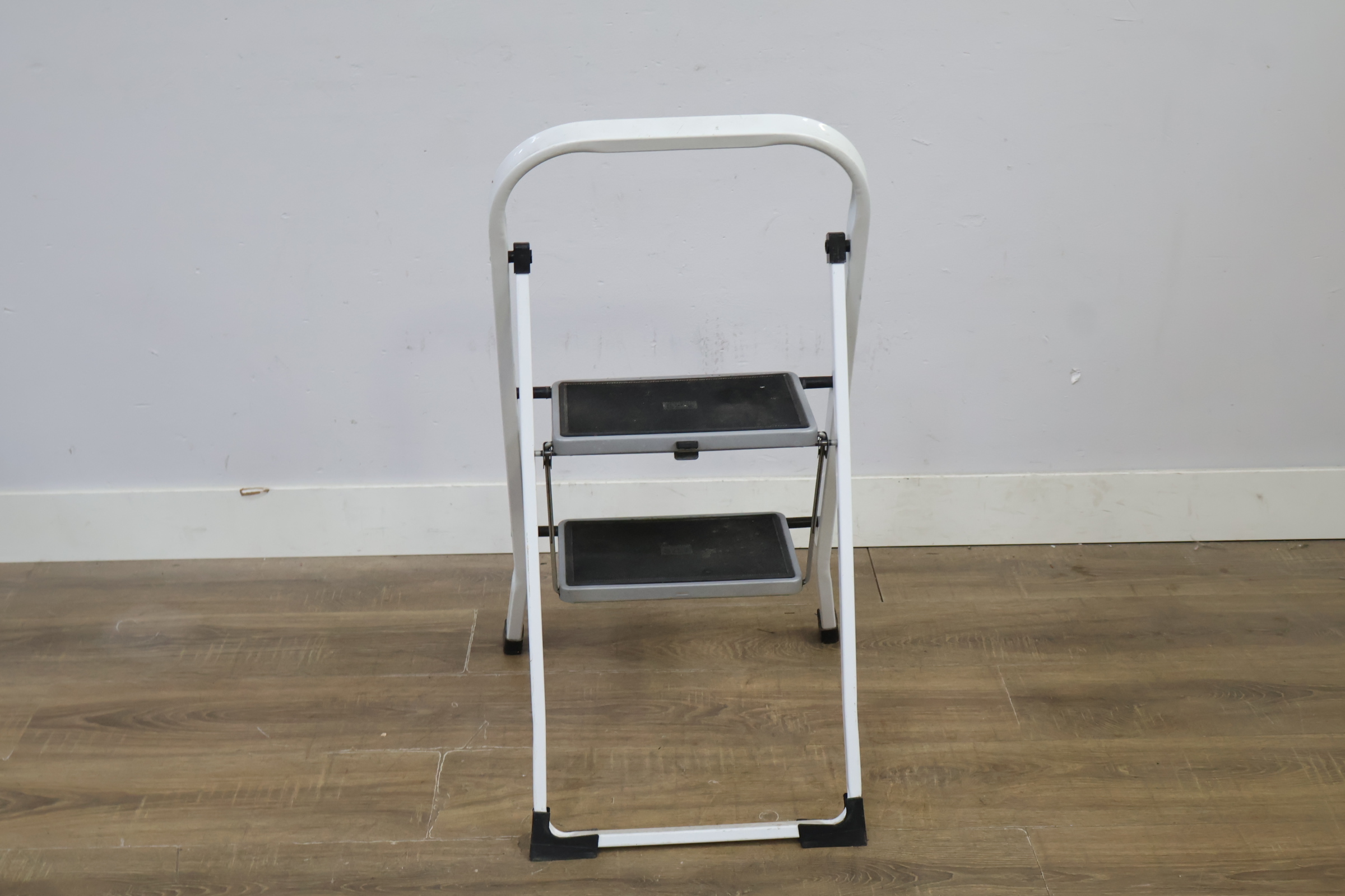 Opstapkruk 2 treden wit met zwarte treden – foto 6 – kavel bij GSD Auctions, Zoeterwoude