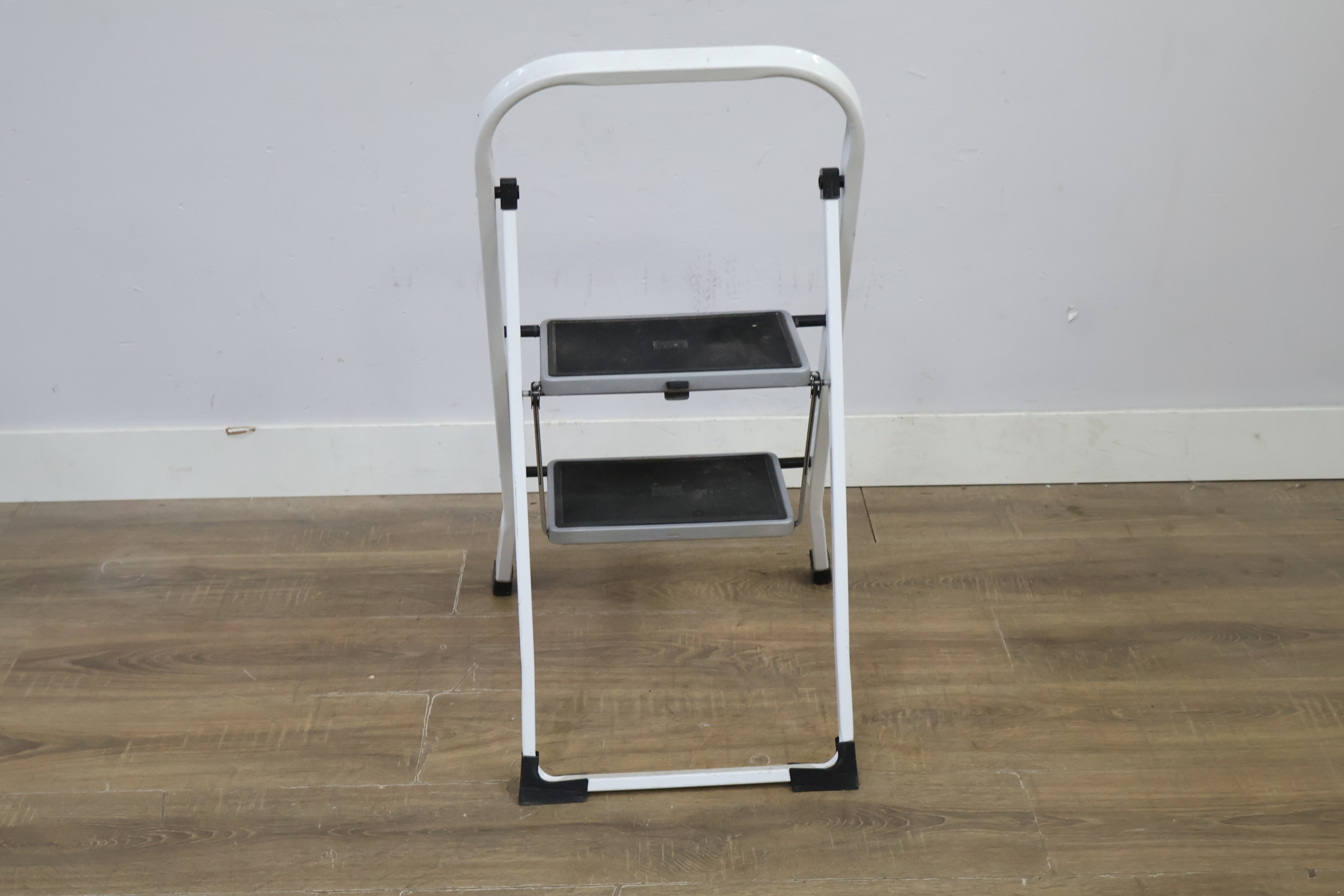 Opstapkruk 2 treden wit met zwarte treden – foto 7 – kavel bij GSD Auctions, Zoeterwoude