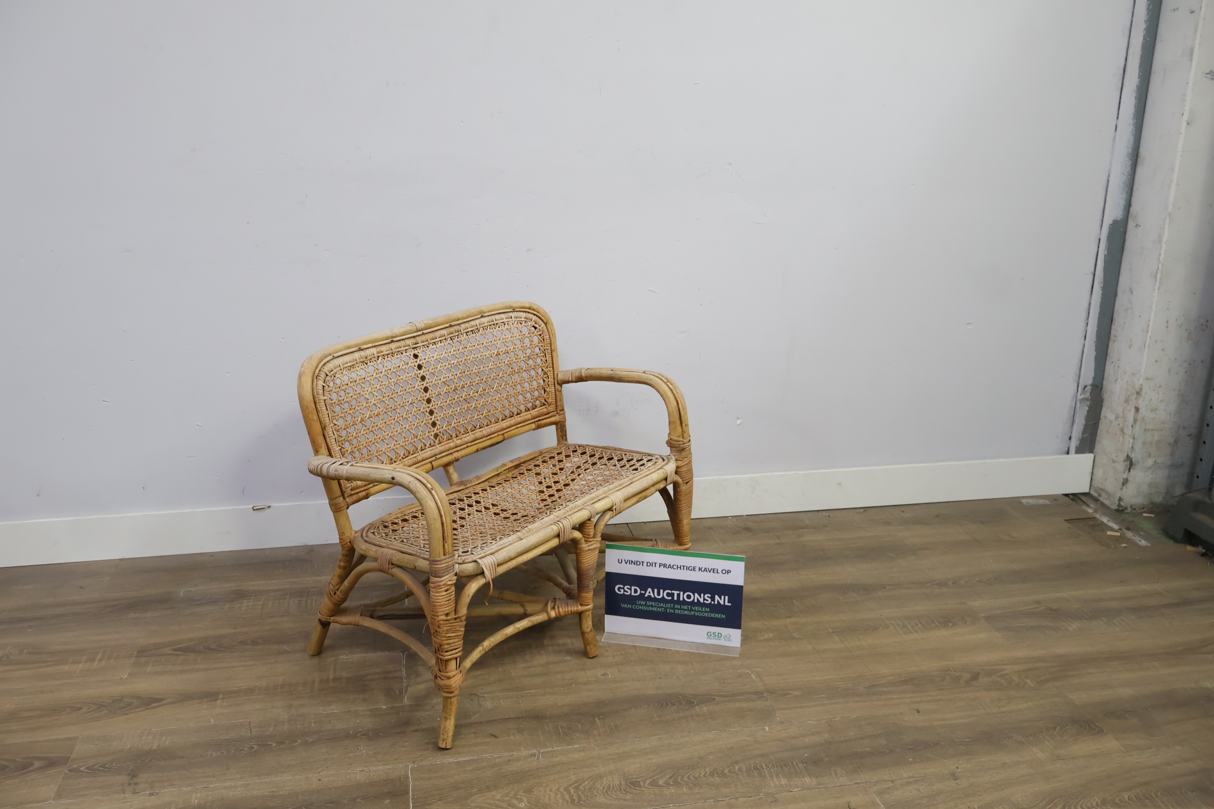 Rotan tuinbank met leuningen – kavel bij GSD Auctions, Zoeterwoude