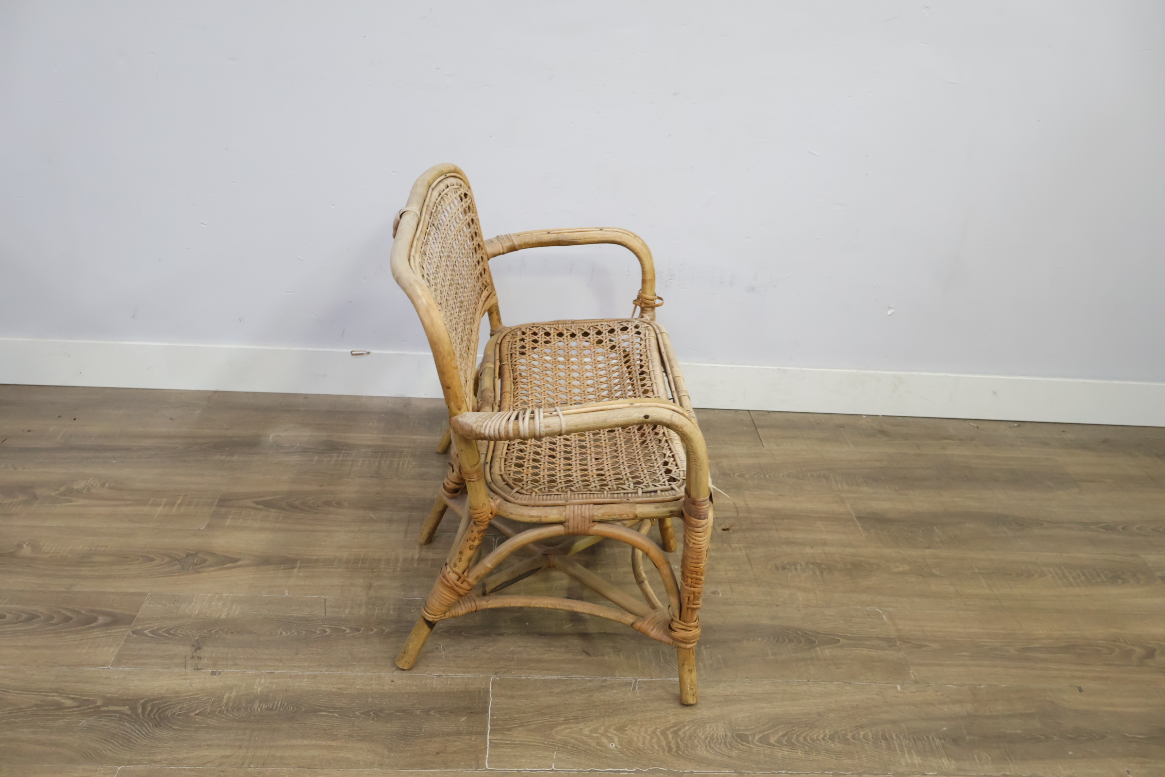 Rotan tuinbank met leuningen – foto 3 – kavel bij GSD Auctions, Zoeterwoude