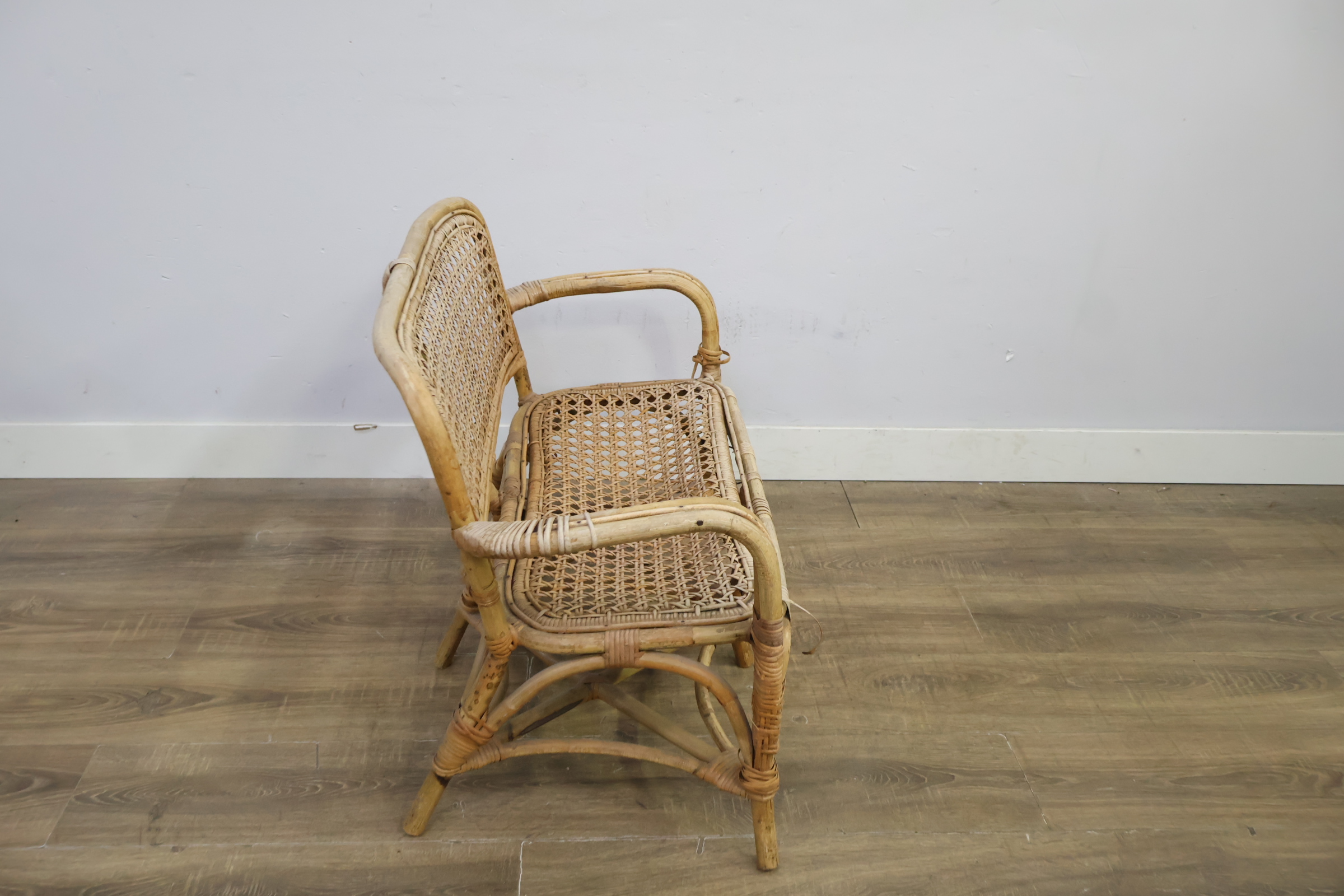 Rotan tuinbank met leuningen – foto 4 – kavel bij GSD Auctions, Zoeterwoude