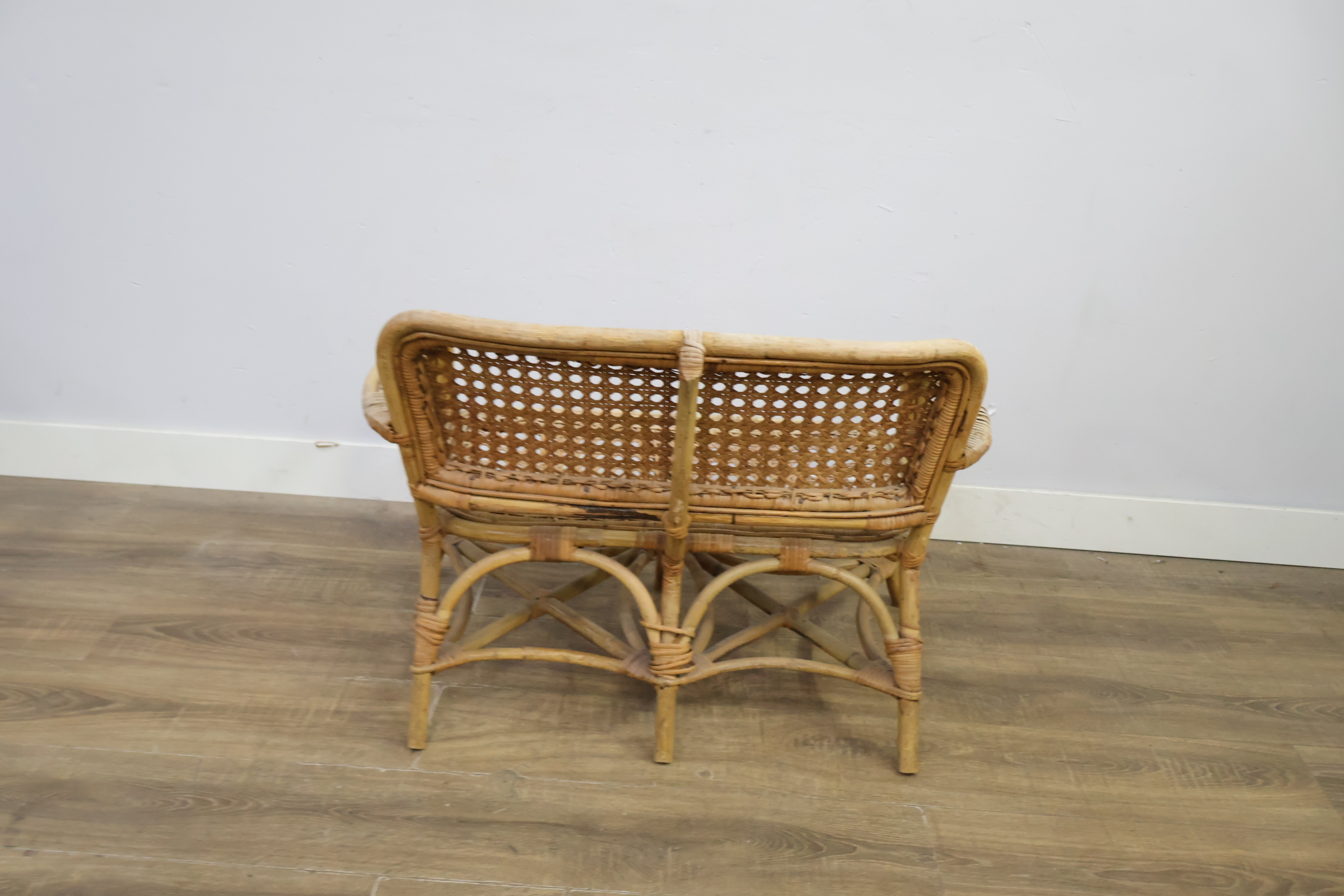 Rotan tuinbank met leuningen – foto 5 – kavel bij GSD Auctions, Zoeterwoude
