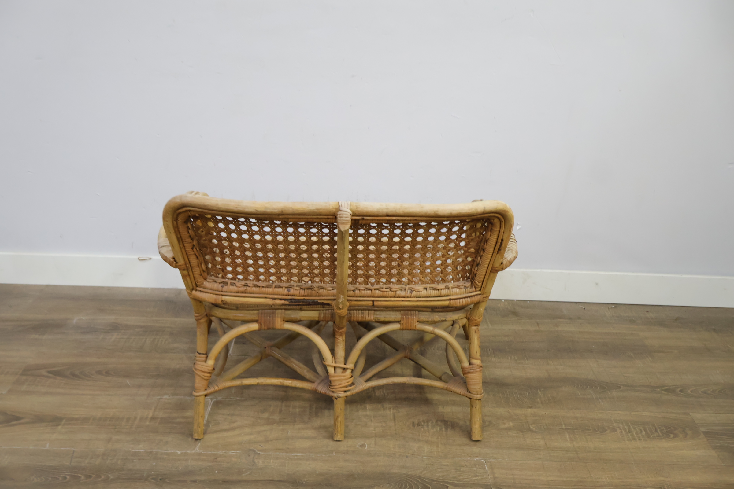 Rotan tuinbank met leuningen – foto 6 – kavel bij GSD Auctions, Zoeterwoude