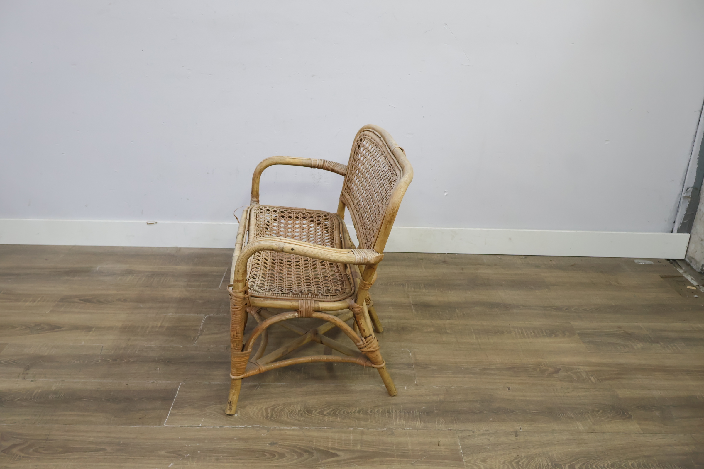 Rotan tuinbank met leuningen – foto 7 – kavel bij GSD Auctions, Zoeterwoude
