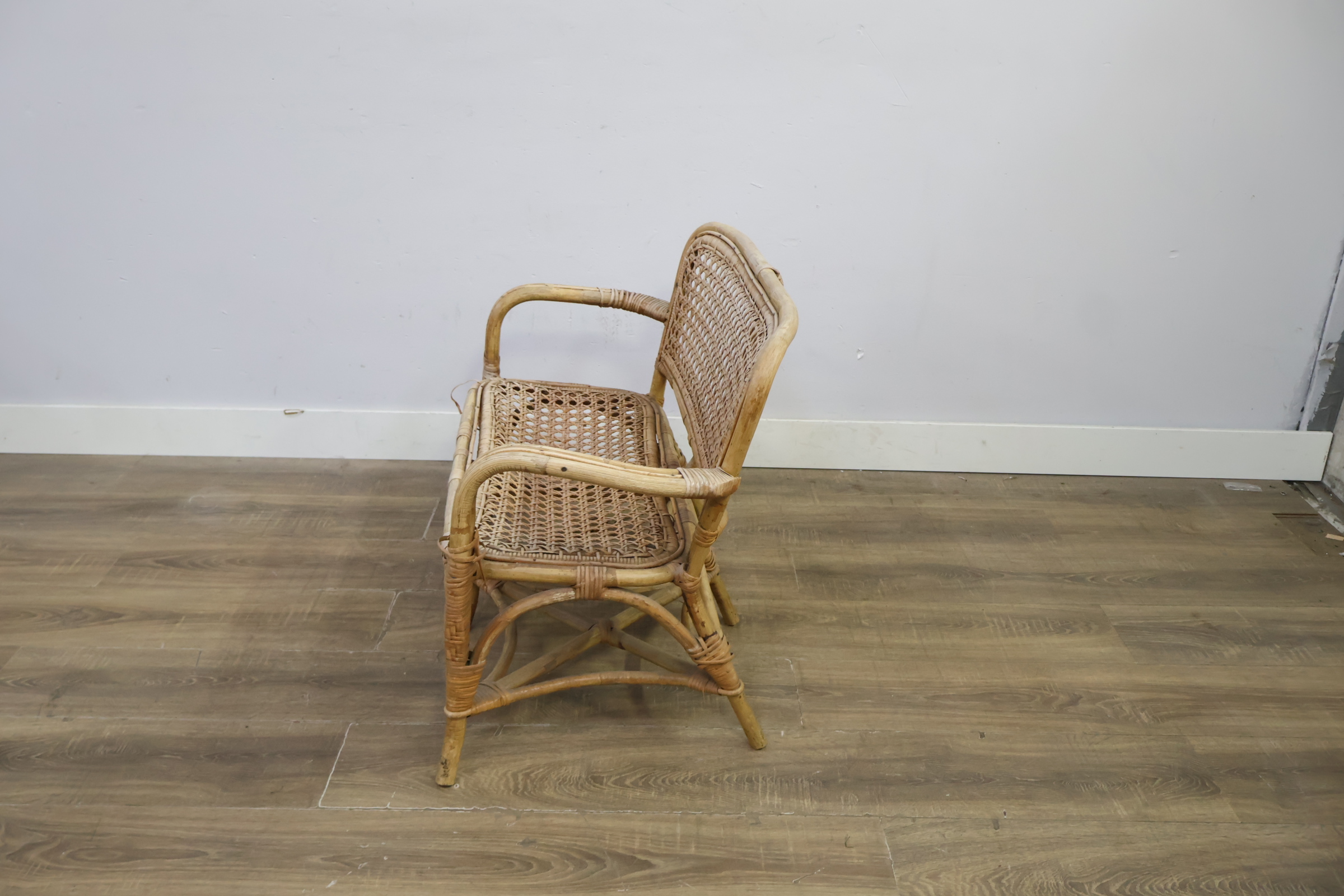 Rotan tuinbank met leuningen – foto 8 – kavel bij GSD Auctions, Zoeterwoude